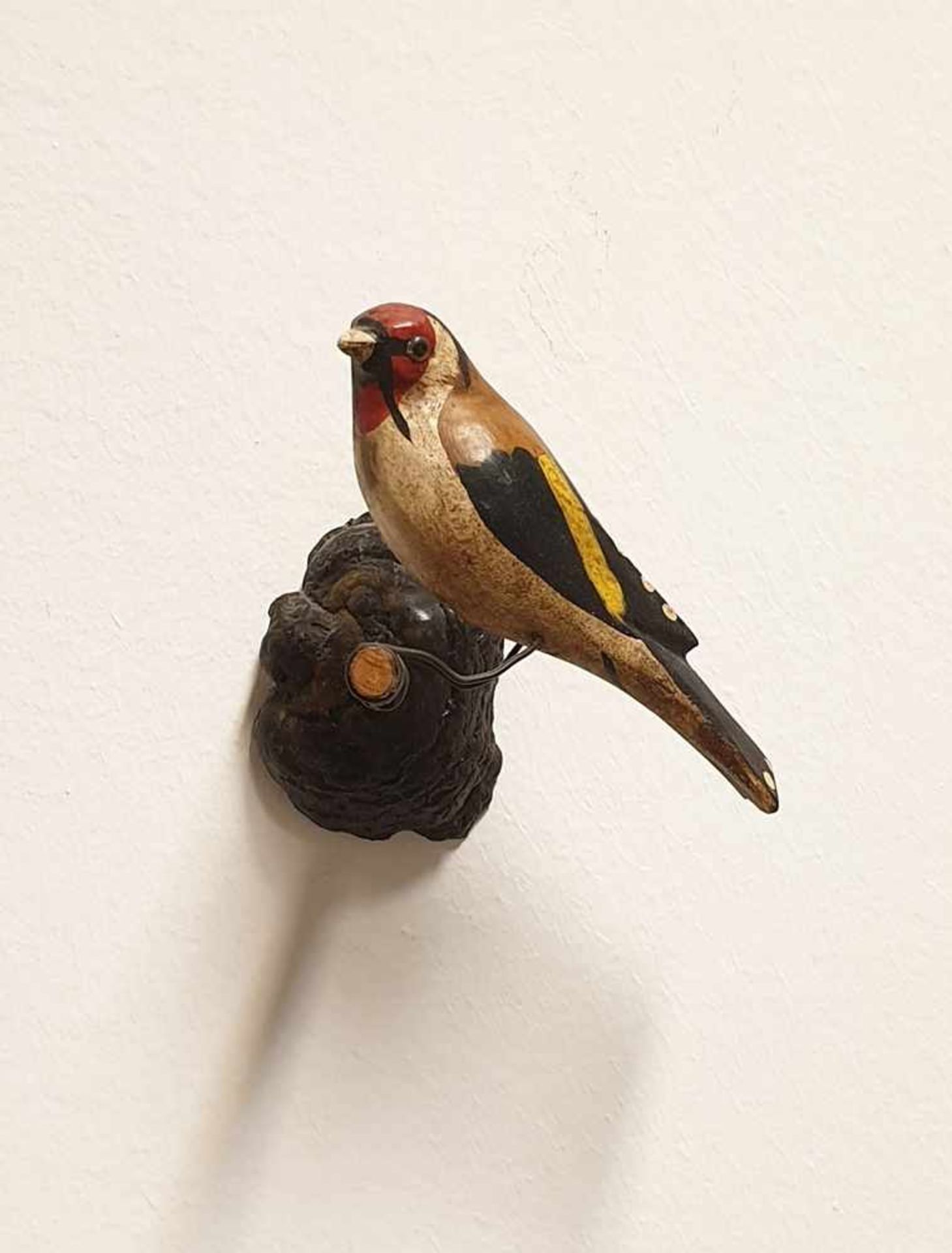 Viechtauer Vogel, Holz geschnitzt und gefasst, auf Holzschwamm montiert, 19./20.Jahrhundert,
