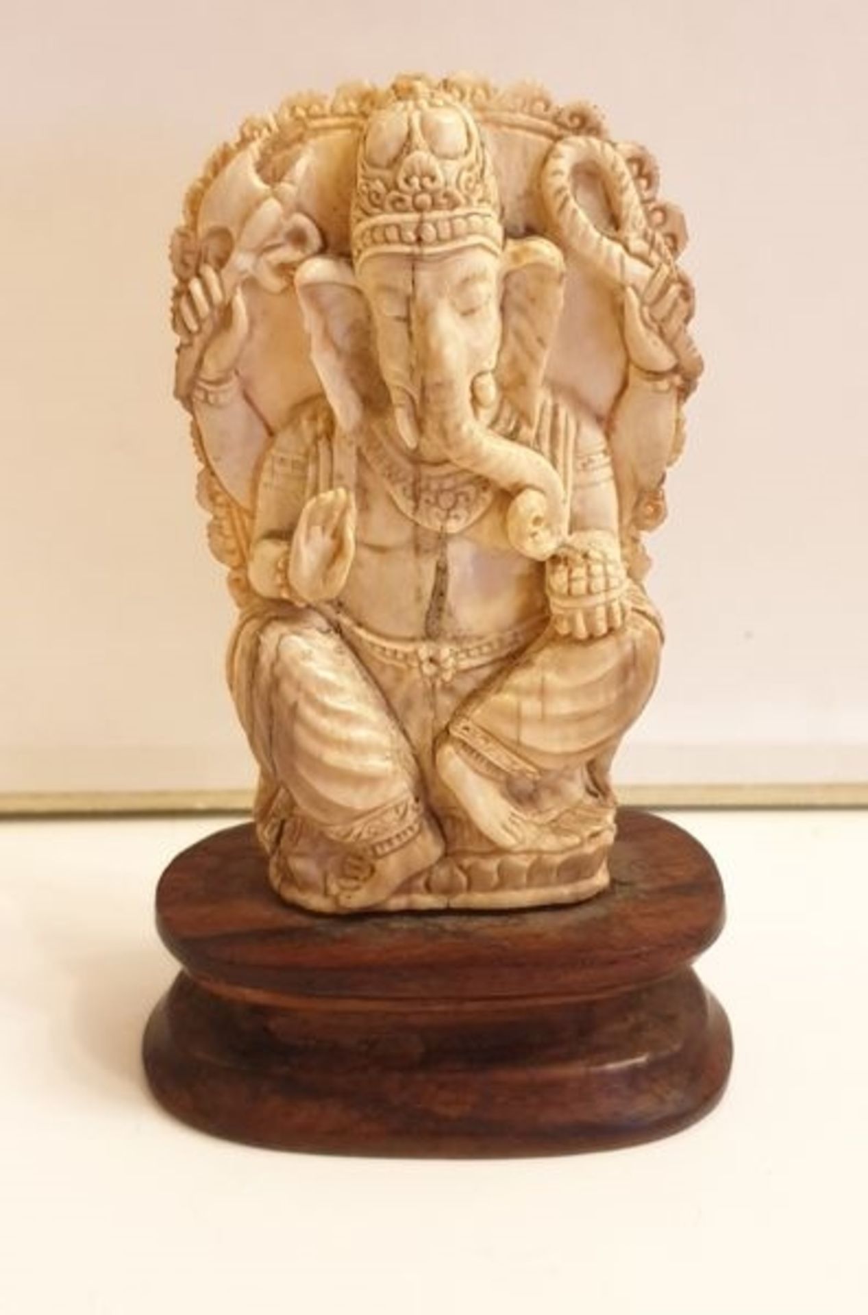 Ganesha, Elfenbein geschnitzt, 17./18. Jahrhundert, Höhe mit Holzsockel: 10cm, Holzsockel aus