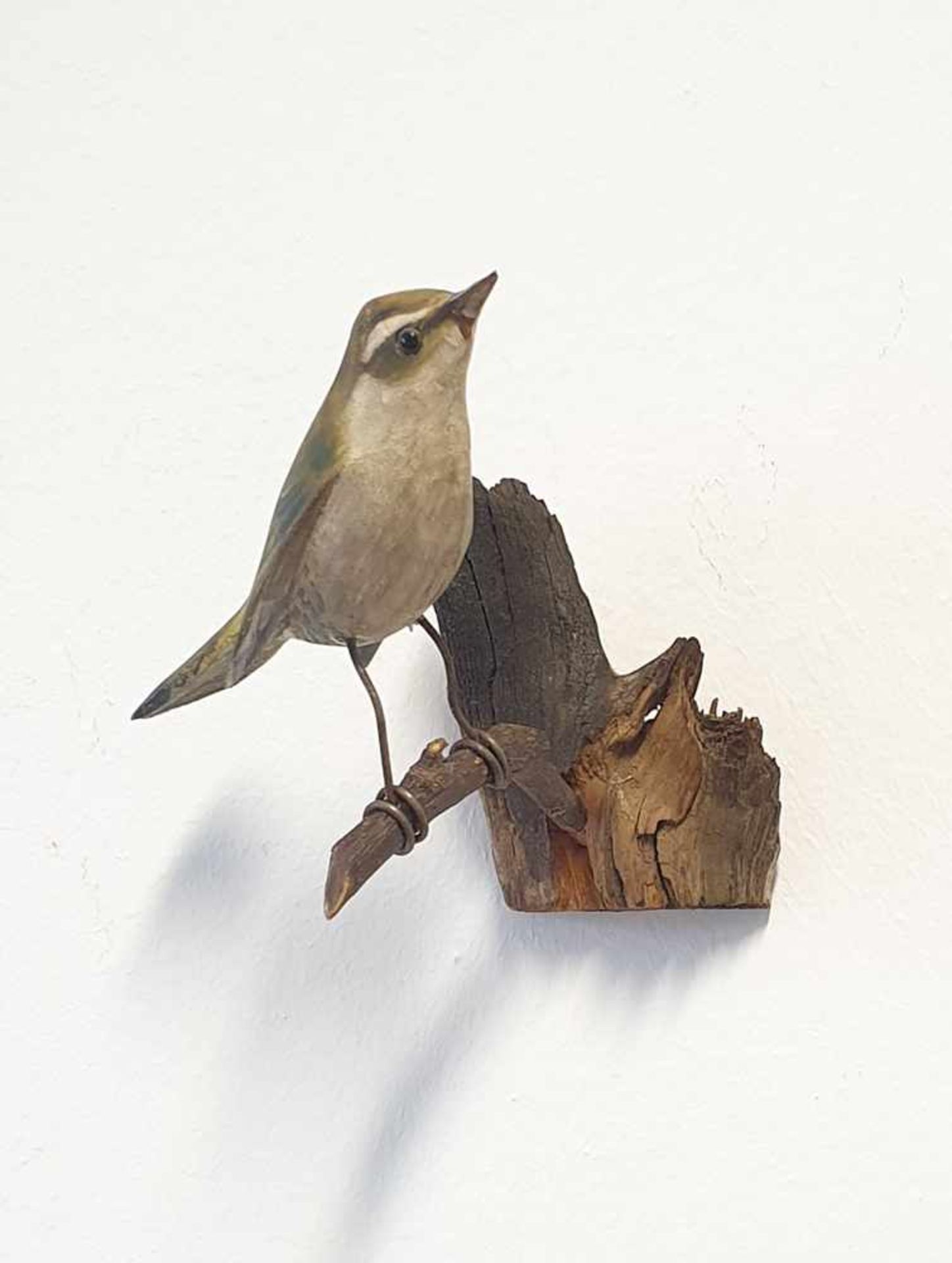 Viechtauer Vogel , Holz geschnitzt und gefasst auf Holzast montiert, 19./20.Hahrhundert, Größe: - Bild 2 aus 2
