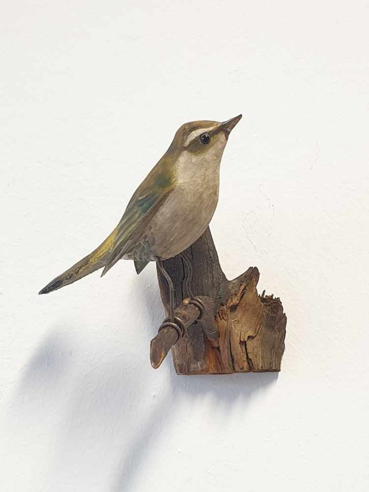 Viechtauer Vogel , Holz geschnitzt und gefasst auf Holzast montiert, 19./20.Hahrhundert, Größe: