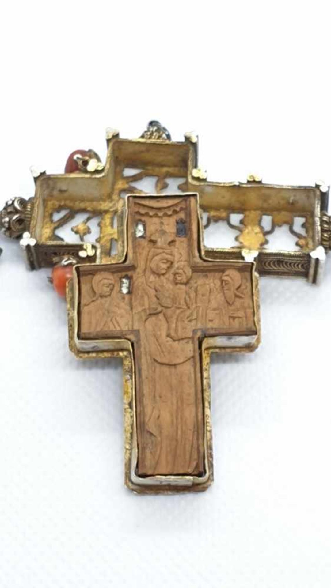 Reliquienkreuz , Silber, 18./19.Jahrundert, Koralle, Kette vermutlich aus späterer Zeit, - Image 2 of 4