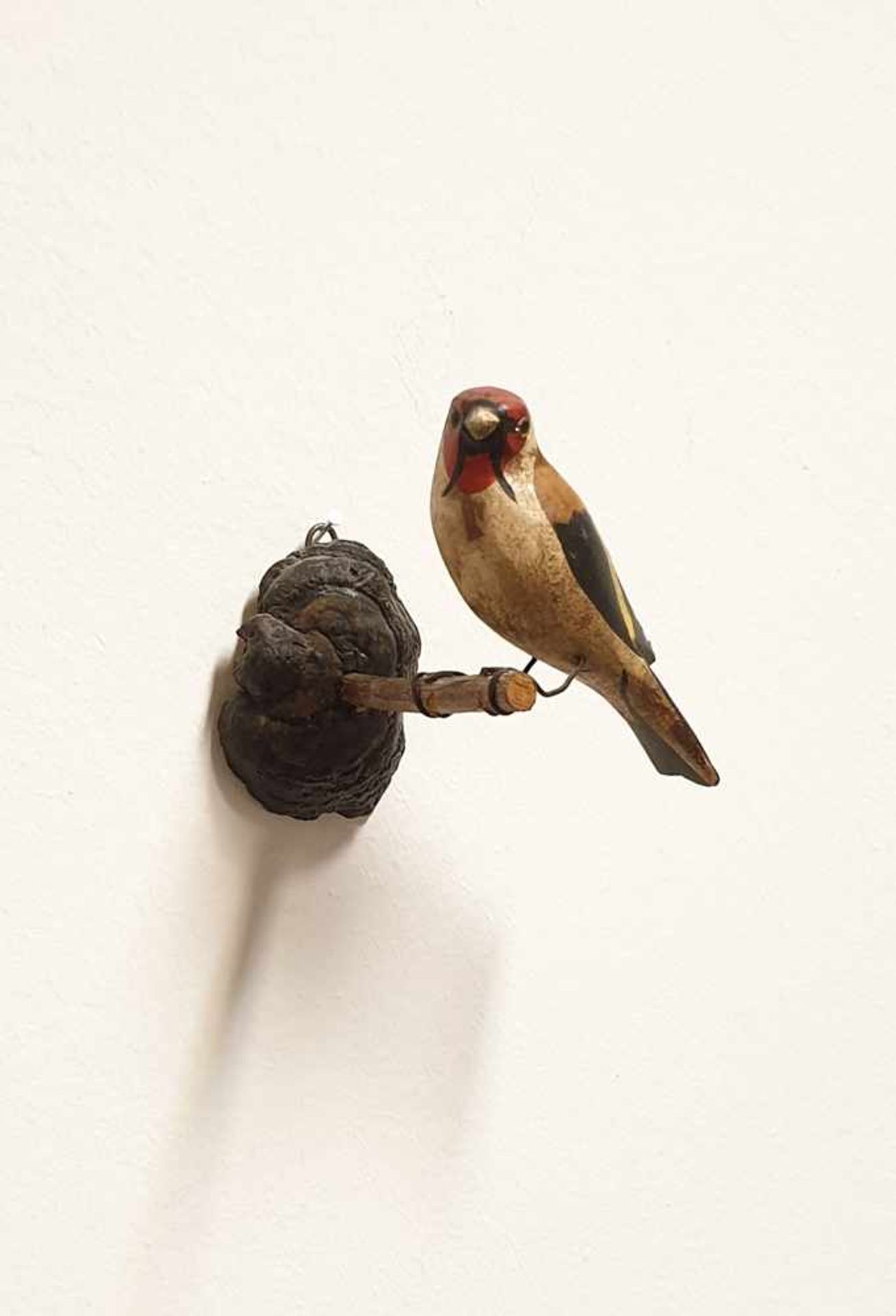 Viechtauer Vogel, Holz geschnitzt und gefasst, auf Holzschwamm montiert, 19./20.Jahrhundert, - Bild 2 aus 3