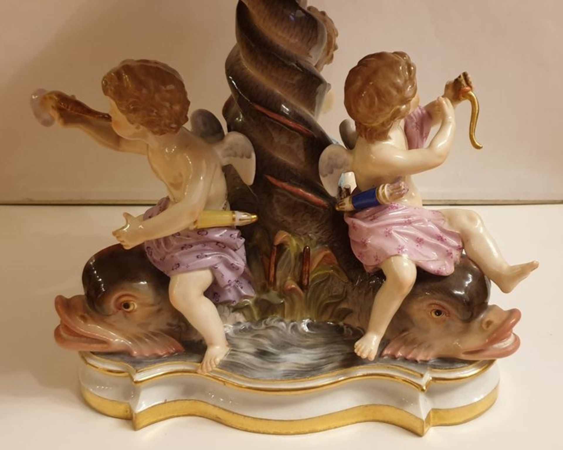 Meissen, Tafelaufsatz mit 3 Delphinen und 3 Kindern, Platte mit feinen und breiten Goldrändern, 3 - Image 4 of 7