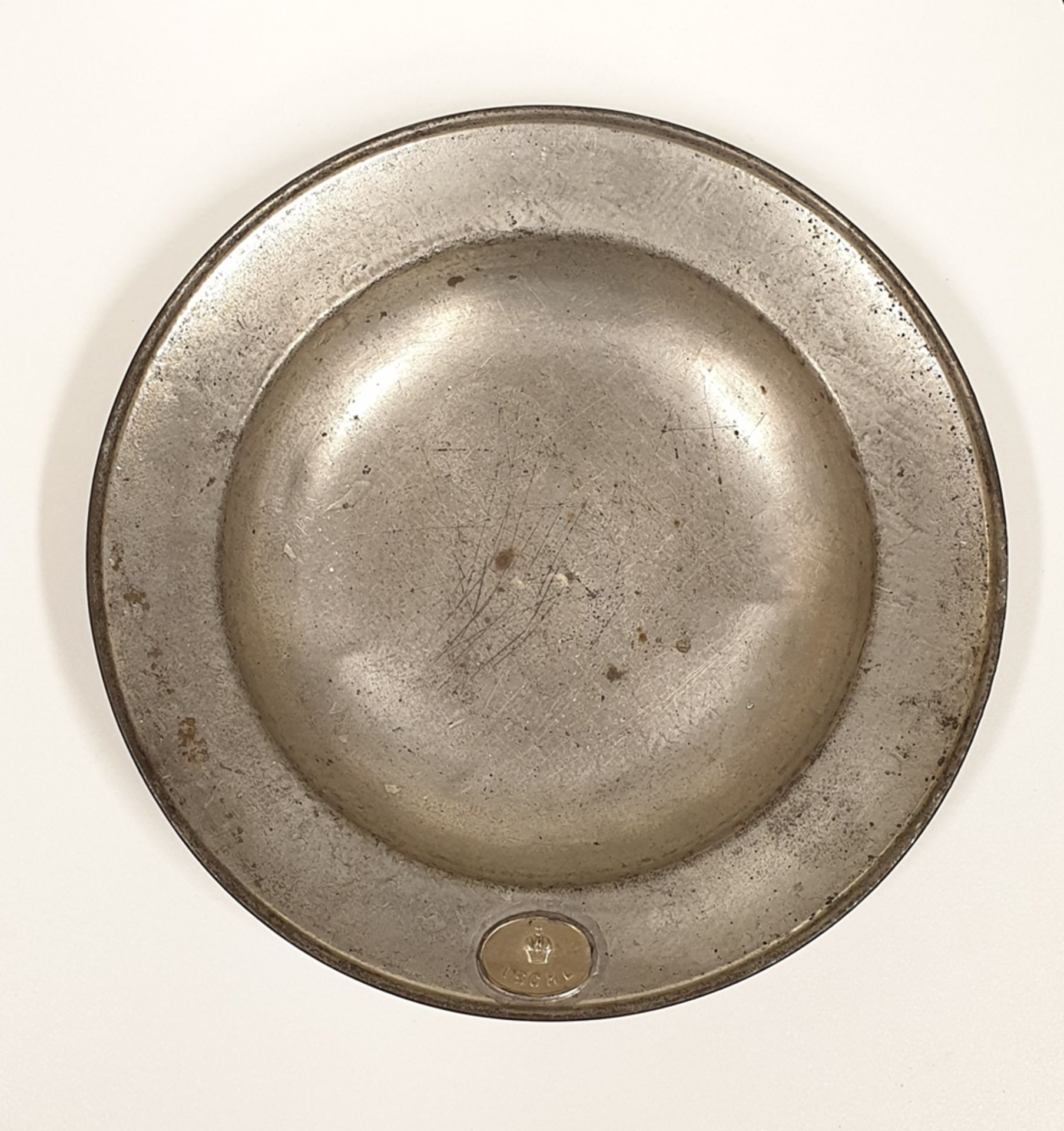 K.u.K. Teller mit Kaiserkrone Ischl (Bad Ischl), 19.Jahrhundert ,Metall , Durchmesser: 22cm</b