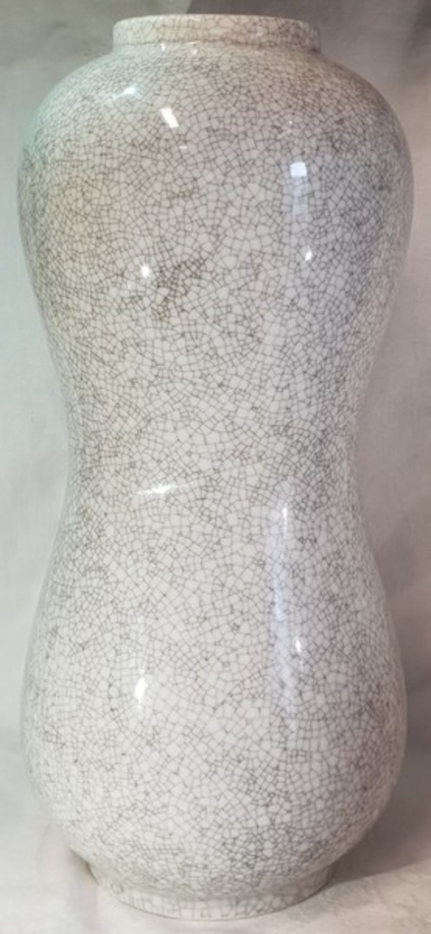 Vase ,Augarten Wien, Porzellan mit Craquelé-Glasur. Höhe: ca. 28cm, unterglasurblaue Firmenma