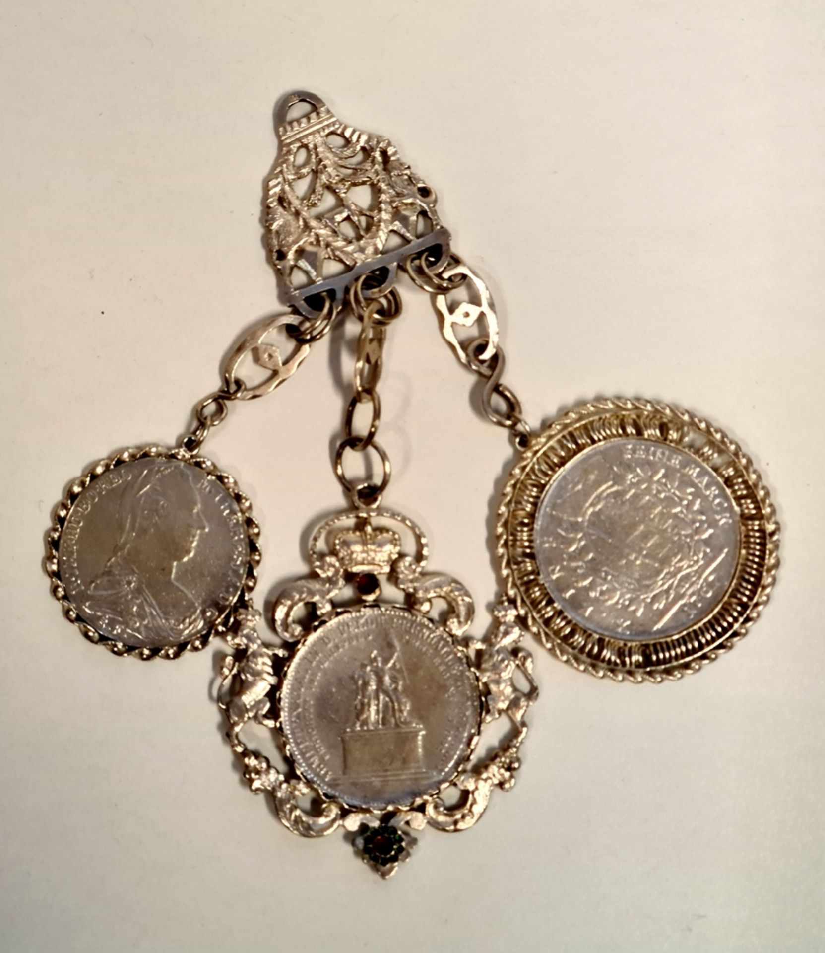 Münz Chatelene Silber 800, gefasst mit drei Silber Münzen , Eine feine Mark 1767 , Luitpold Pr