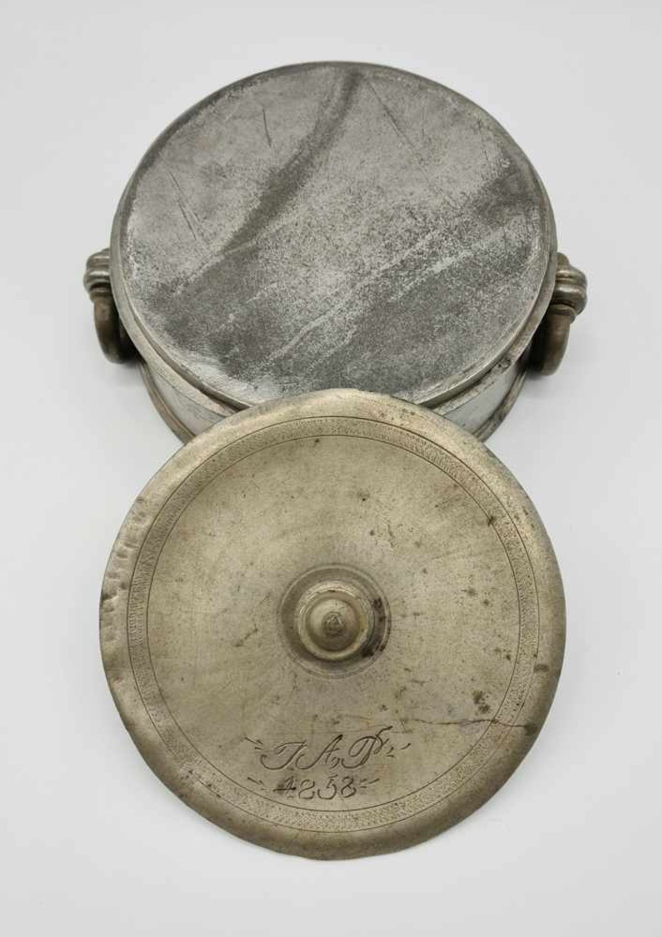 Aufbewahrungsgefäß , Zinn , Monogrammiert und datiert: 1858 , Durchmesser: ca. 17cm , Höhe: 8 - Bild 2 aus 2