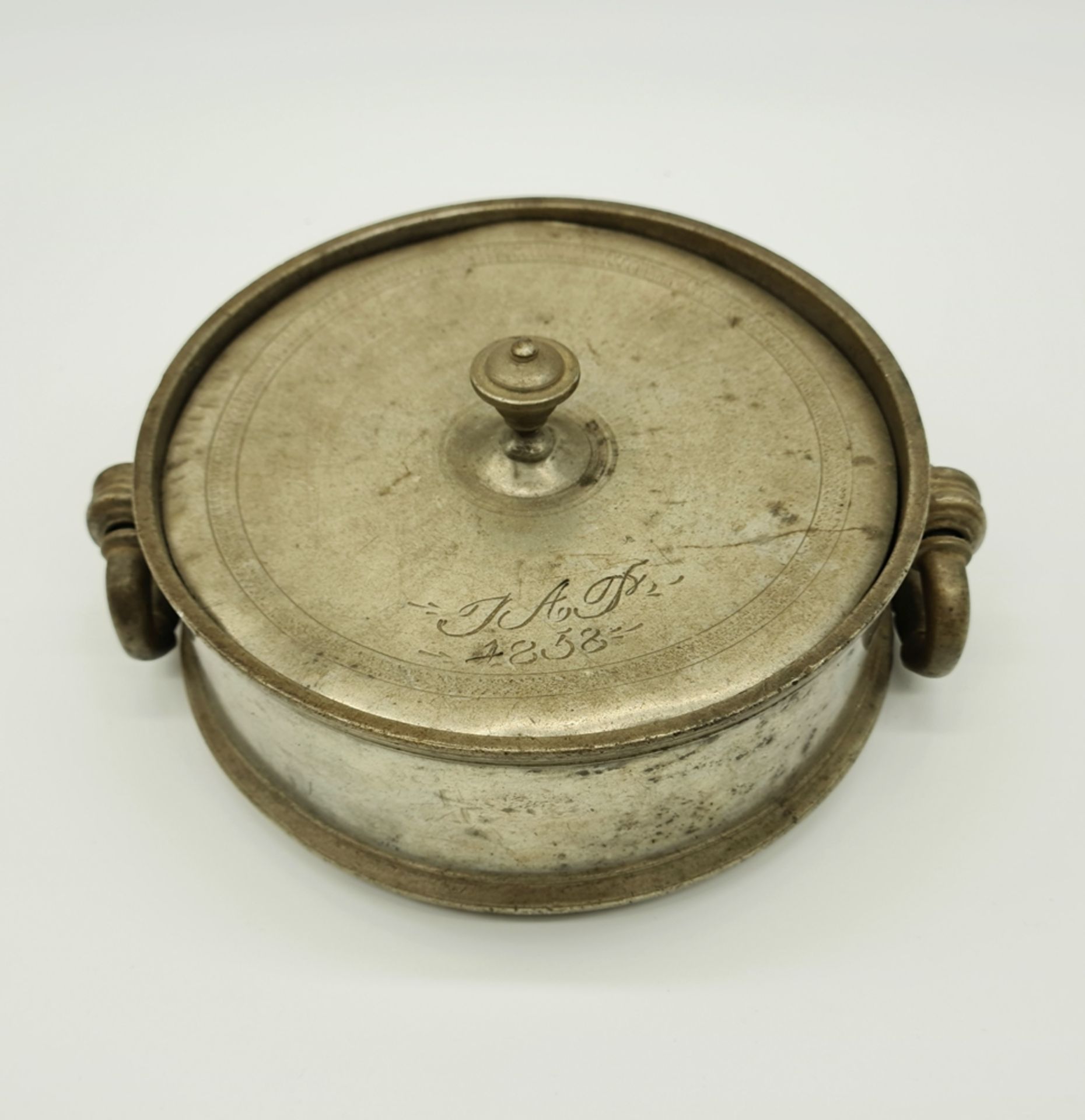 Aufbewahrungsgefäß , Zinn , Monogrammiert und datiert: 1858 , Durchmesser: ca. 17cm , Höhe: 8