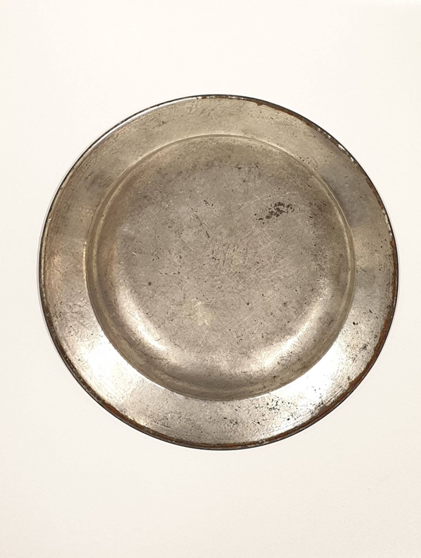 K.u.K. Teller mit Kaiserkrone Ischl (Bad Ischl), 19.Jahrhundert ,Metall , Durchmesser: 22cm</b - Image 2 of 2