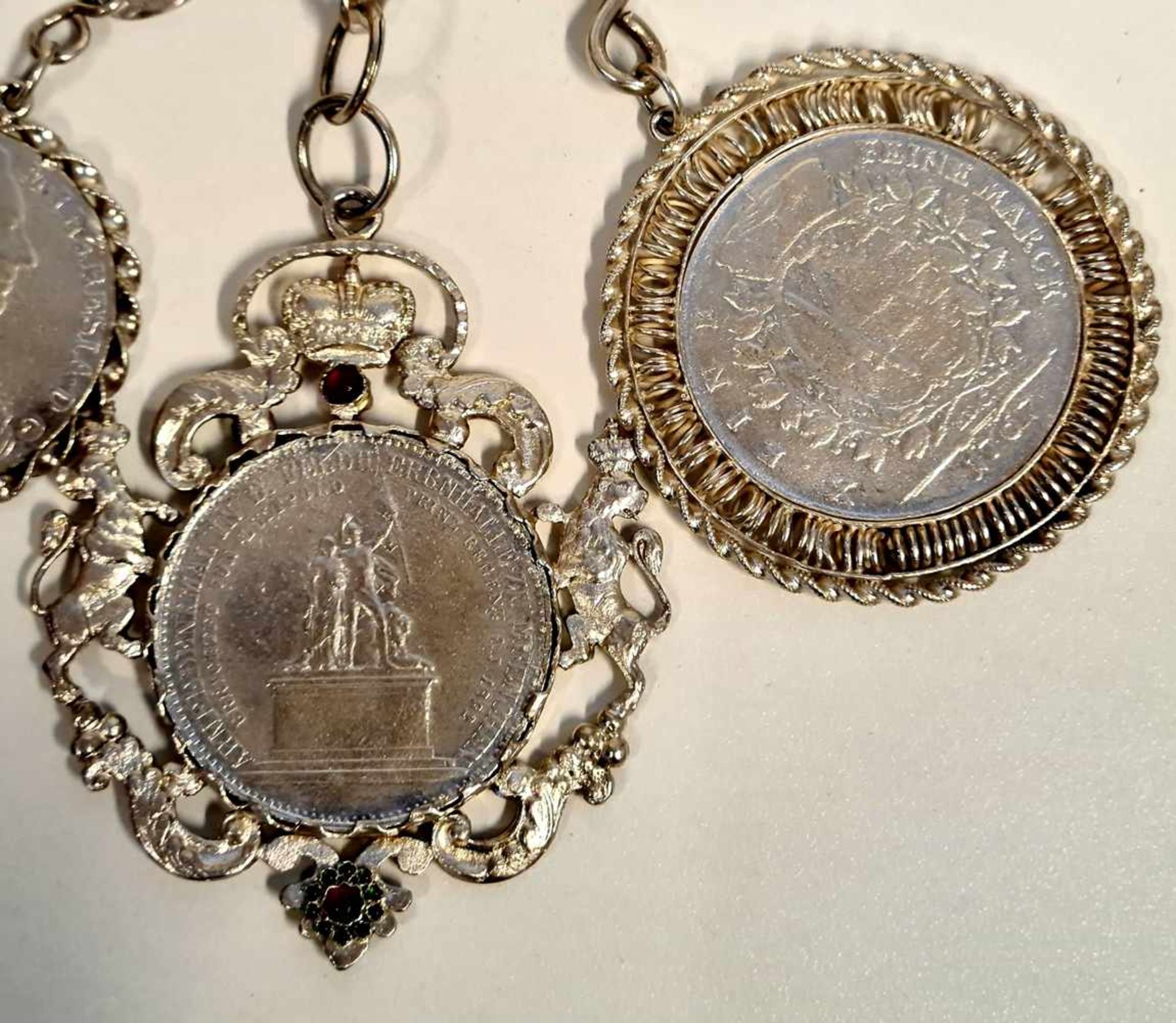 Münz Chatelene Silber 800, gefasst mit drei Silber Münzen , Eine feine Mark 1767 , Luitpold Pr - Bild 2 aus 3