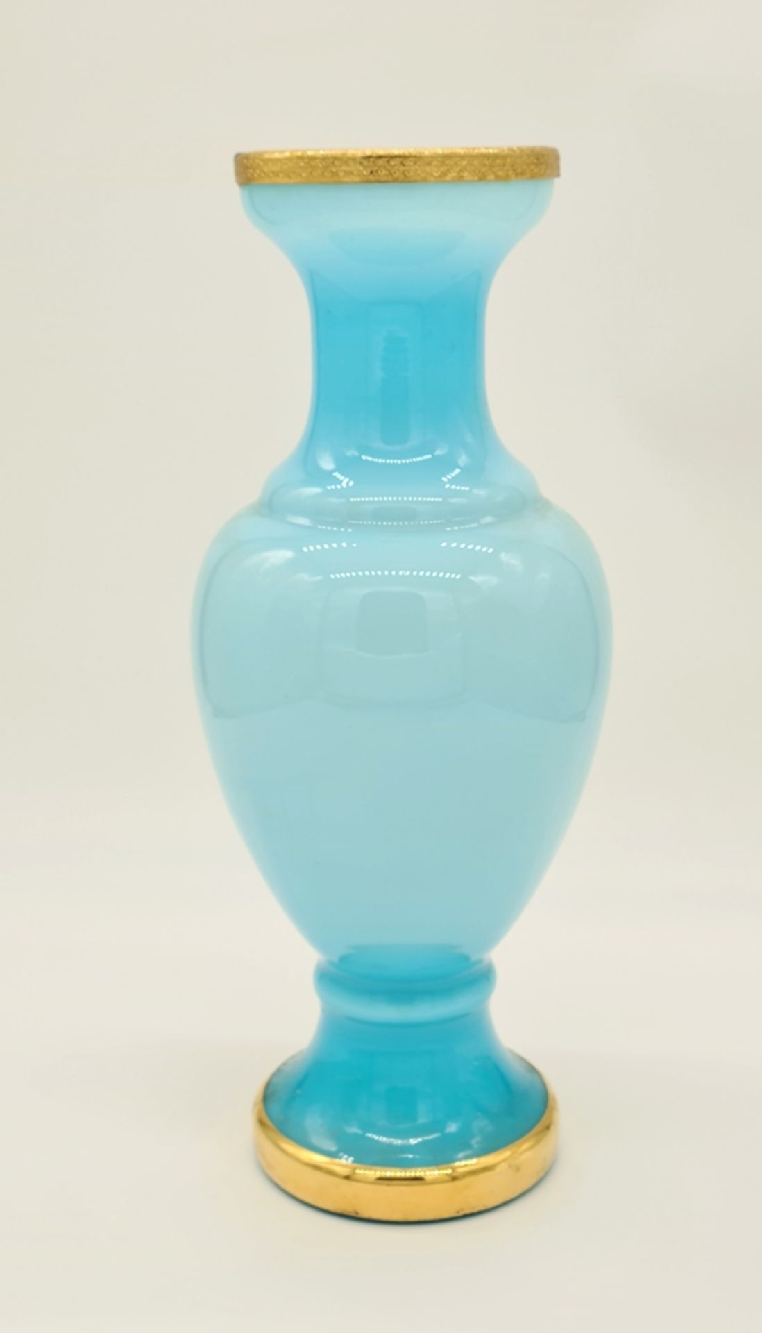 Vase, hellblau farbenes Glas , Rote Rosen Malerei , Goldrand, Größe: 36,5cm - Image 2 of 3