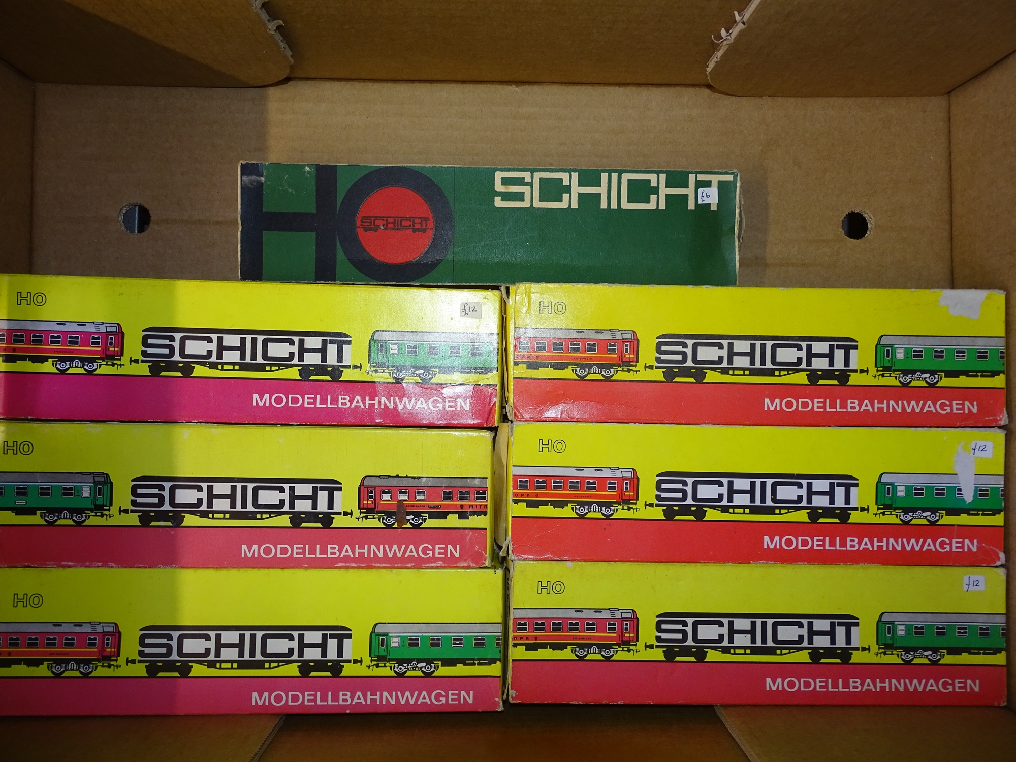 HO Gauge: A group of vintage Czechoslovakian Outline coaches by SCHICHT - VG in G boxes (7)