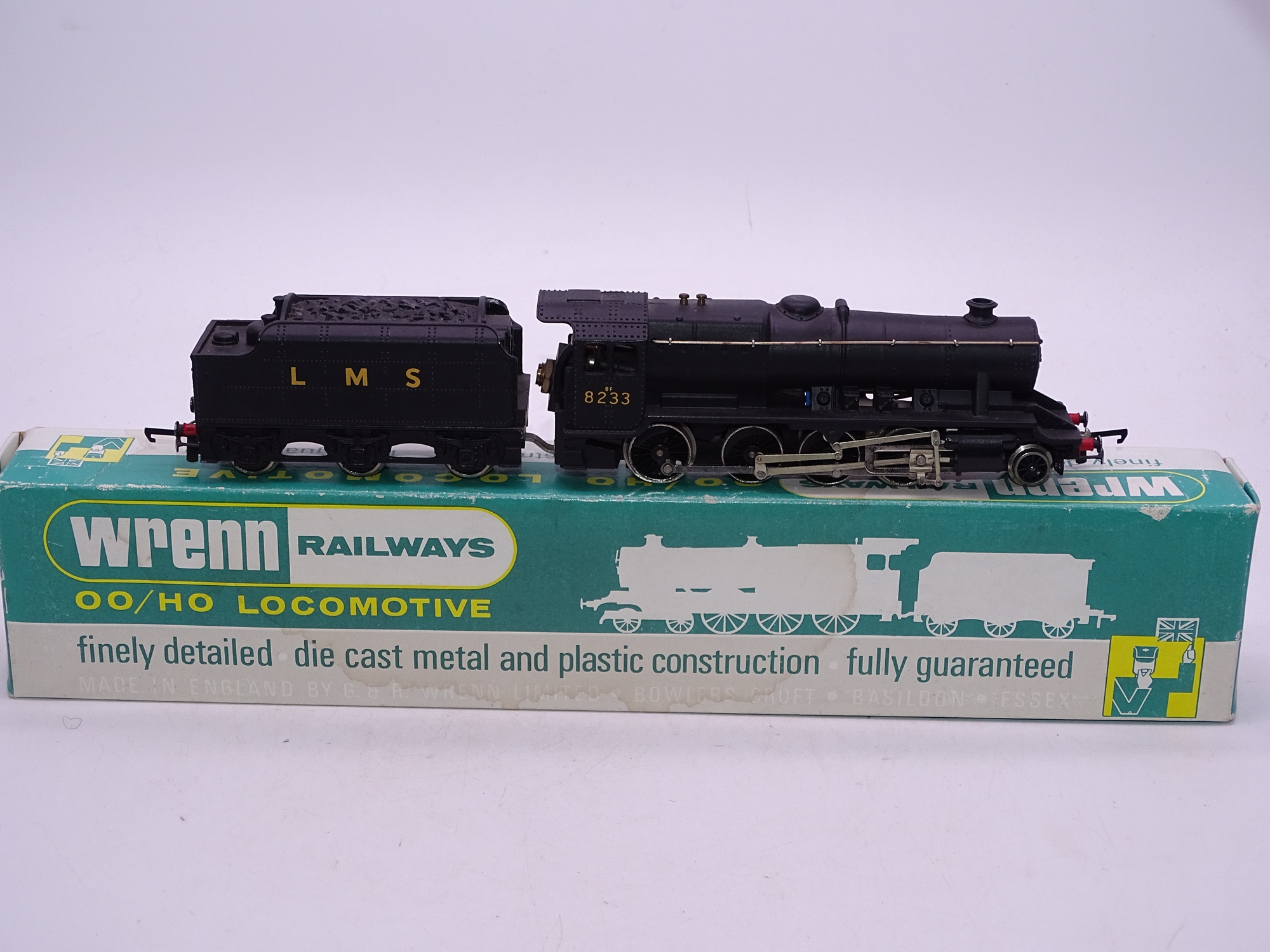 OO Gauge: A WRENN W2225A Class 8F steam locomotive in LMS black numbered 8233, unshaded transfers.