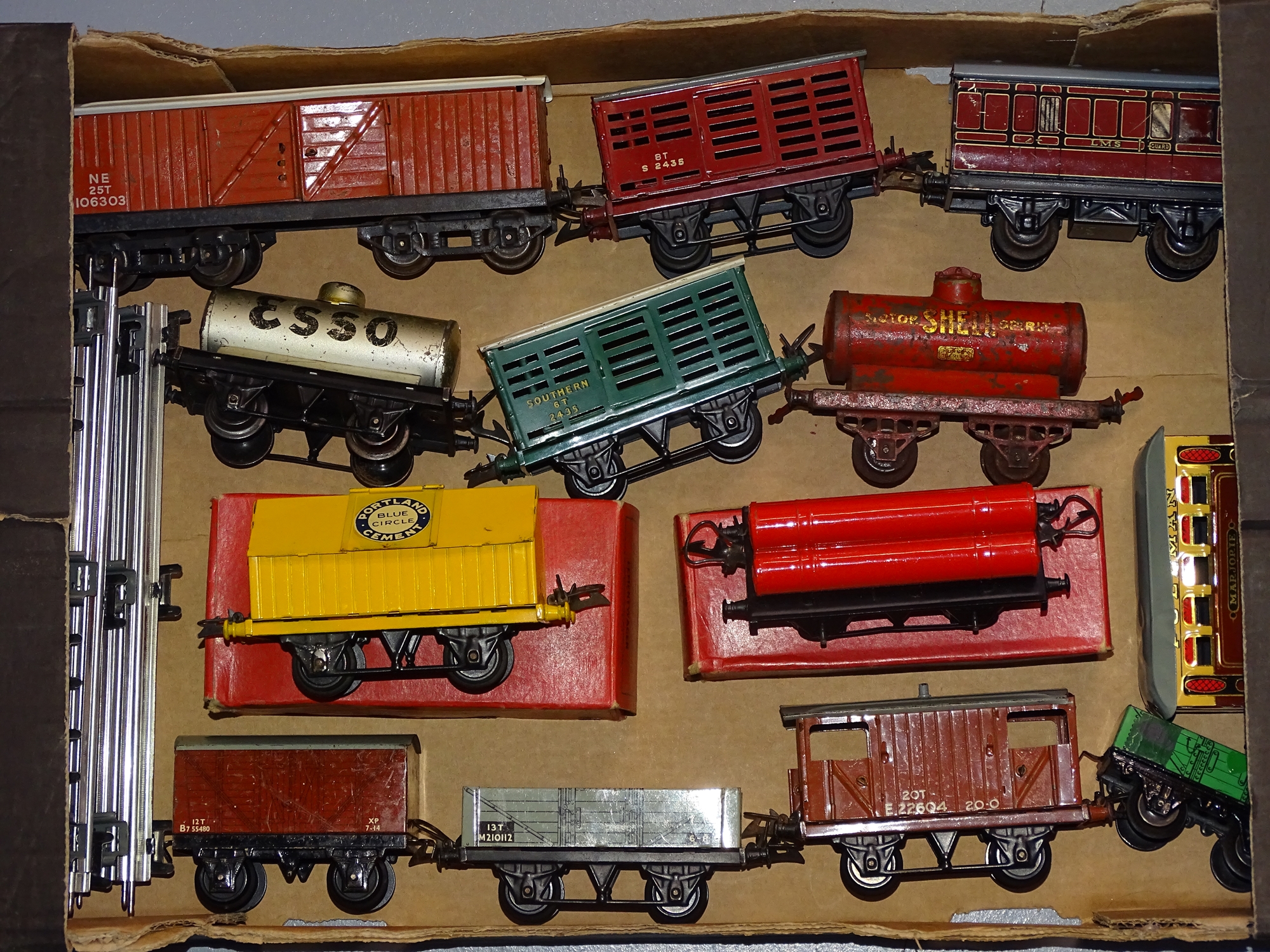 O Gauge: A tray of boxed and unboxed HORNBY SERIES O Gauge wagons, together with a few modern