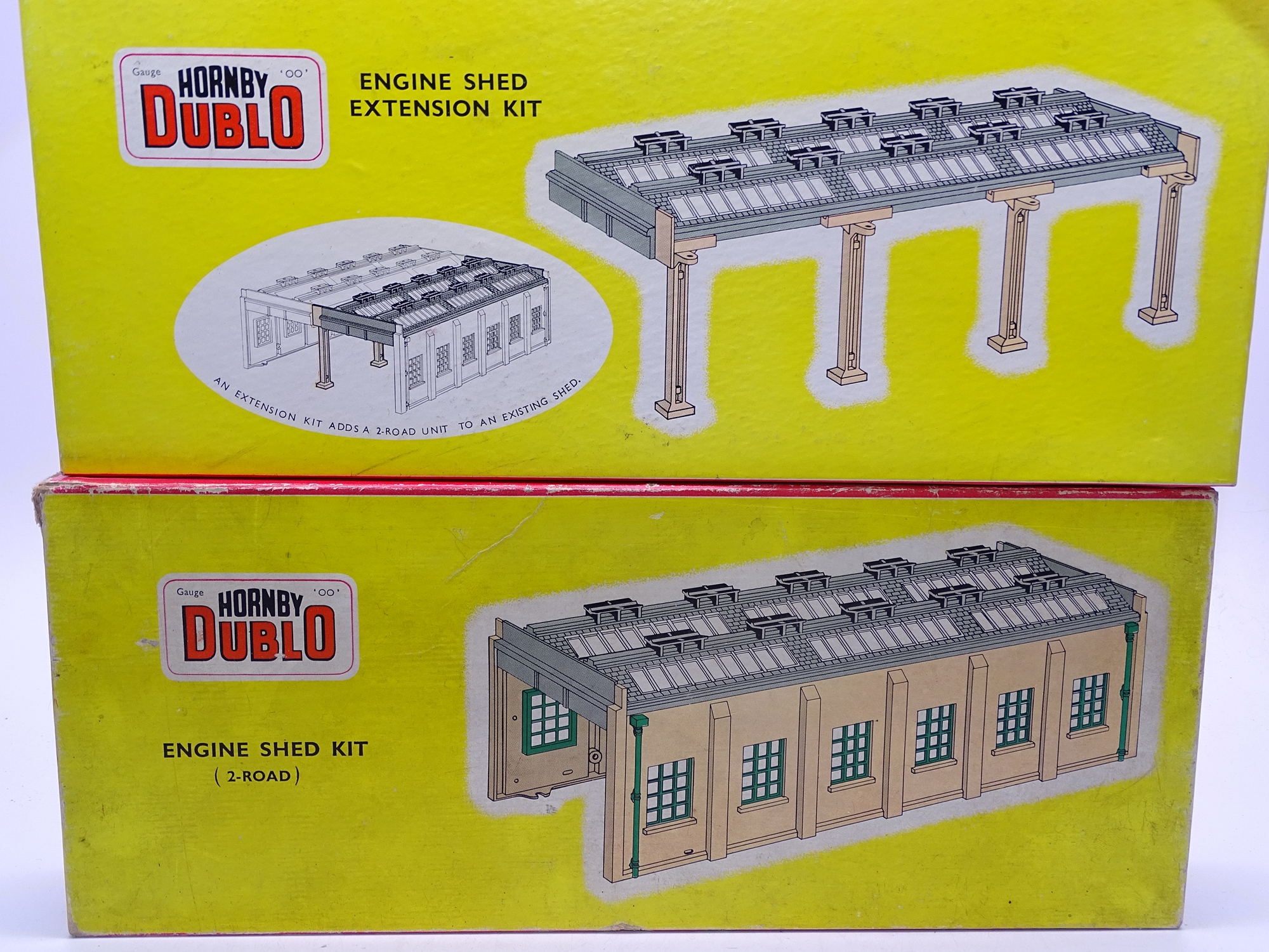 OO Gauge@ A HORNBY DUBLO 5005 Engine Shed Kit, together with a 5006 Shed Extension Kit, both