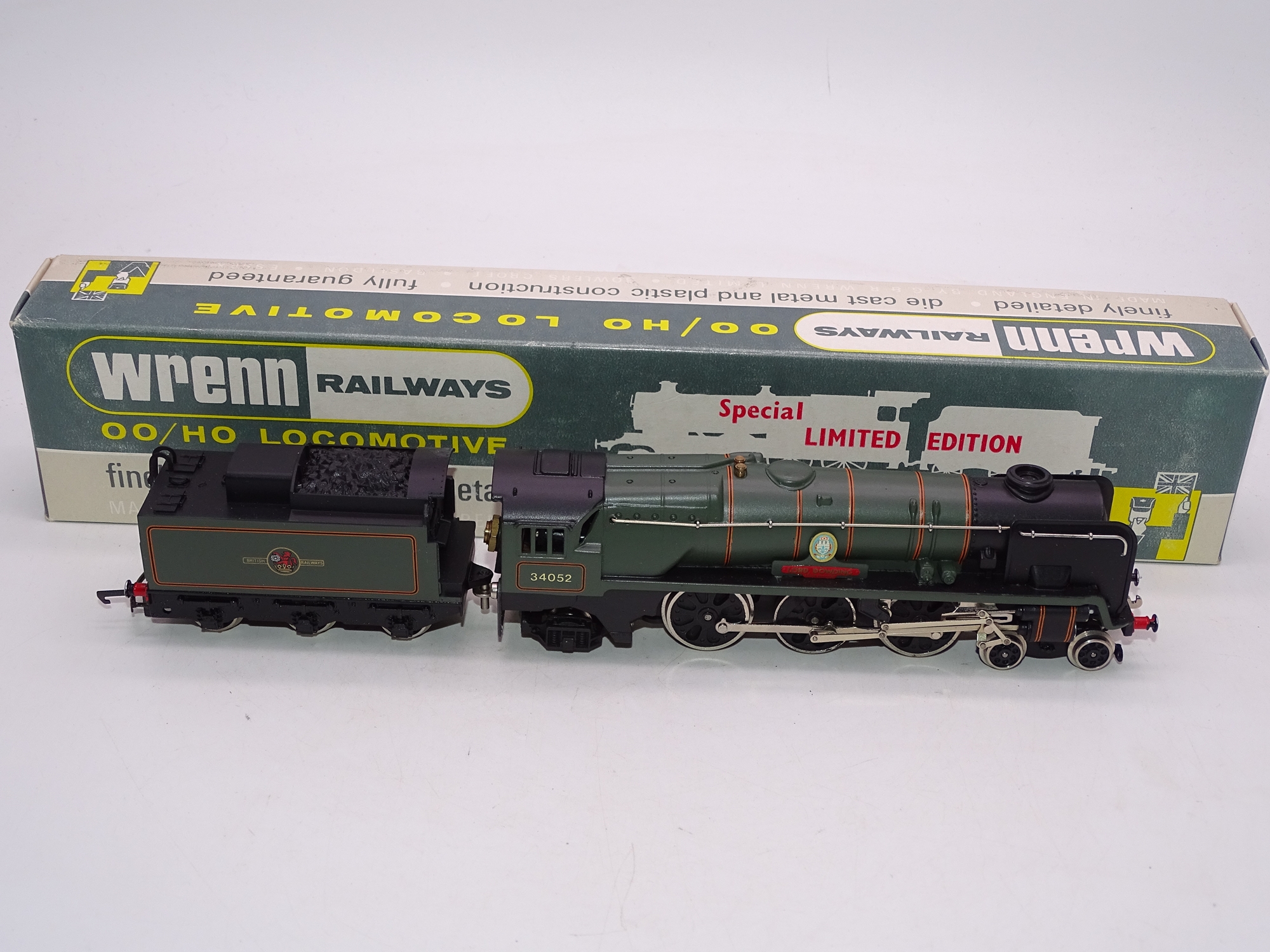 OO Gauge: A WRENN W2415 Rebuilt Bulleid Pacific in BR green "Lord Dowding", limited edition of 182 - Image 2 of 3