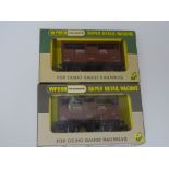 OO Gauge: A pair of rarer WRENN wagons to include: 2 x Manor Farm Cattle Wagons - W5504 Limited