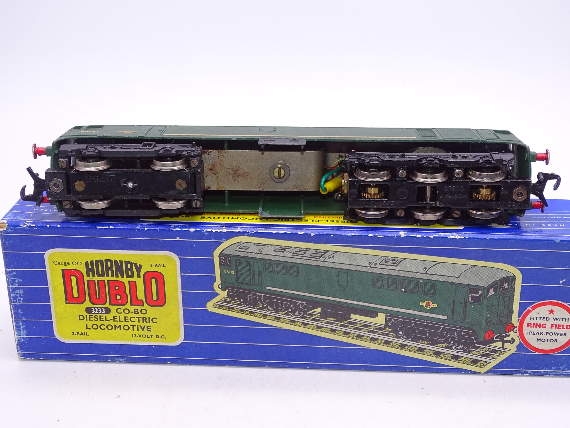 OO Gauge: A HORNBY DUBLO 2233 2-rail Co-Bo diesel locomotive in BR green numbered D5702 in an - Image 2 of 2