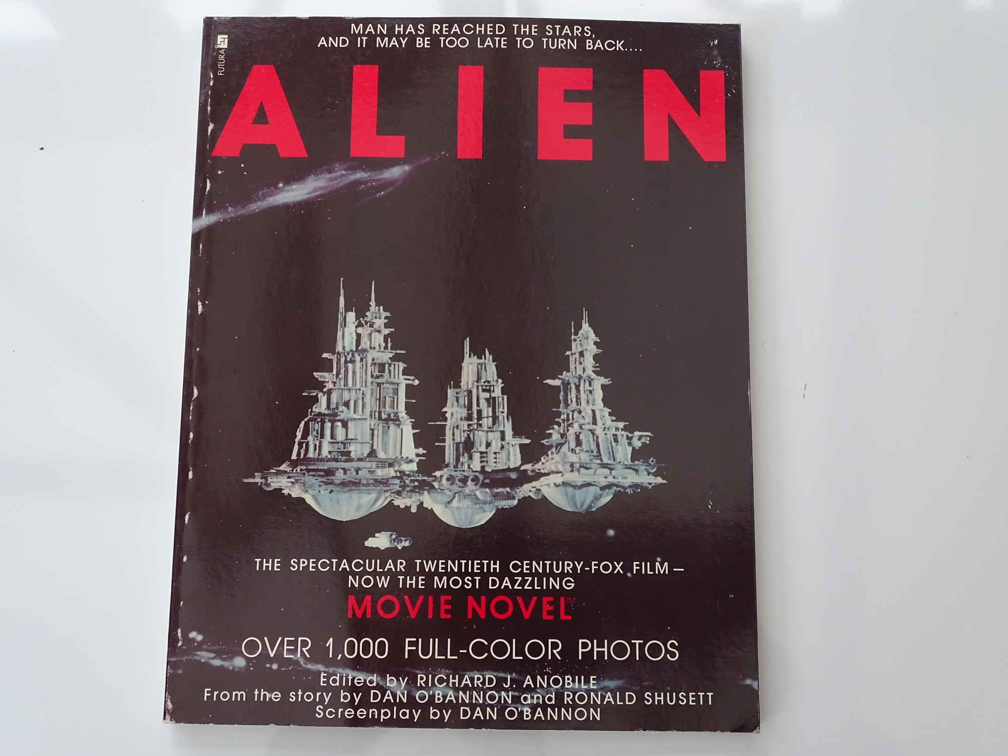 ALIEN (1979): A group of ALIEN memorabilia to include 6 books, UK FOH set and 2 x US Lobby Cards ( - Image 8 of 8