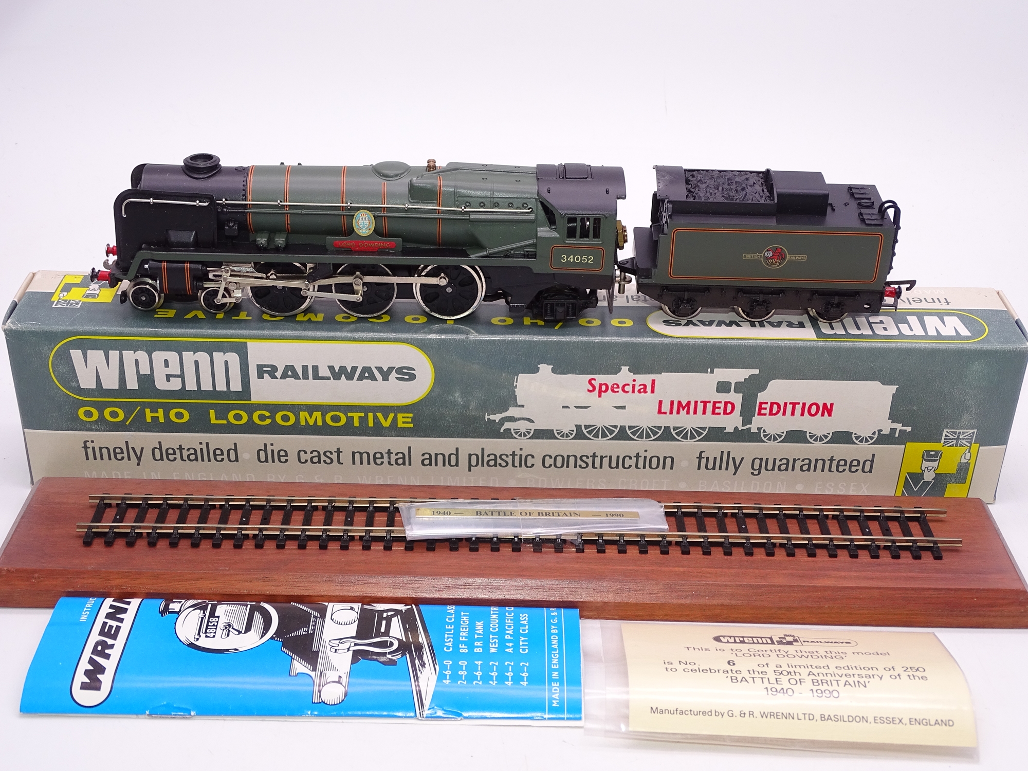 OO Gauge: A WRENN W2415 Rebuilt Bulleid Pacific in BR green "Lord Dowding", limited edition of 182