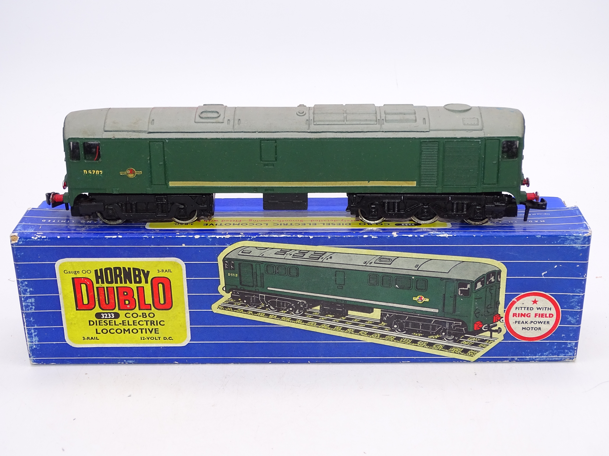 OO Gauge: A HORNBY DUBLO 2233 2-rail Co-Bo diesel locomotive in BR green numbered D5702 in an