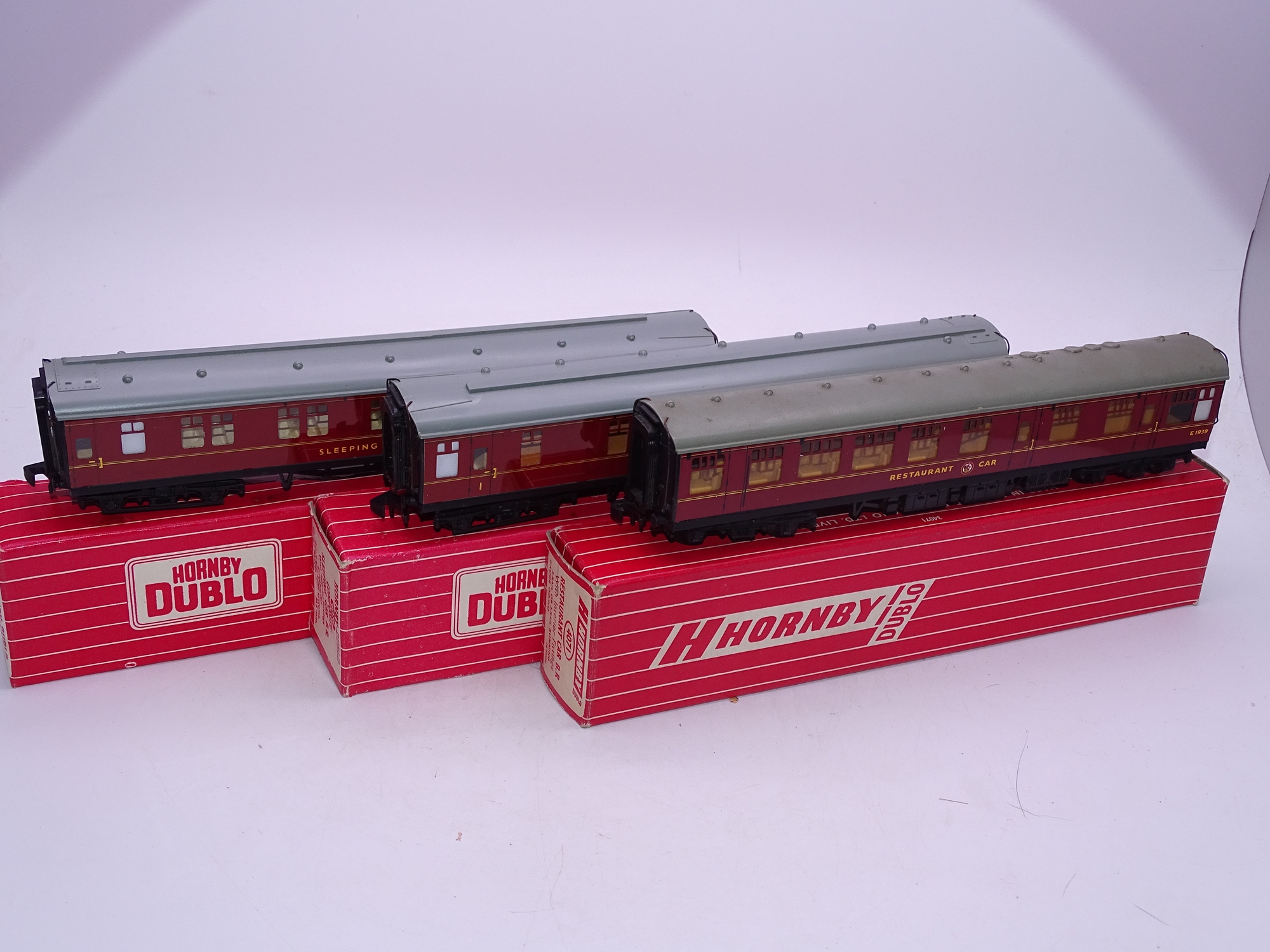 OO Gauge: A trio of HORNBY DUBLO Super Detail coaches comprising a 4071 BR Restaurant Car, and 2x