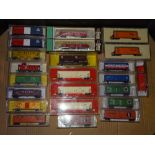 N Gauge: American Outline: A quantity of freight cars by ATLAS, LIFE-LIKE and others - VG in G/VG