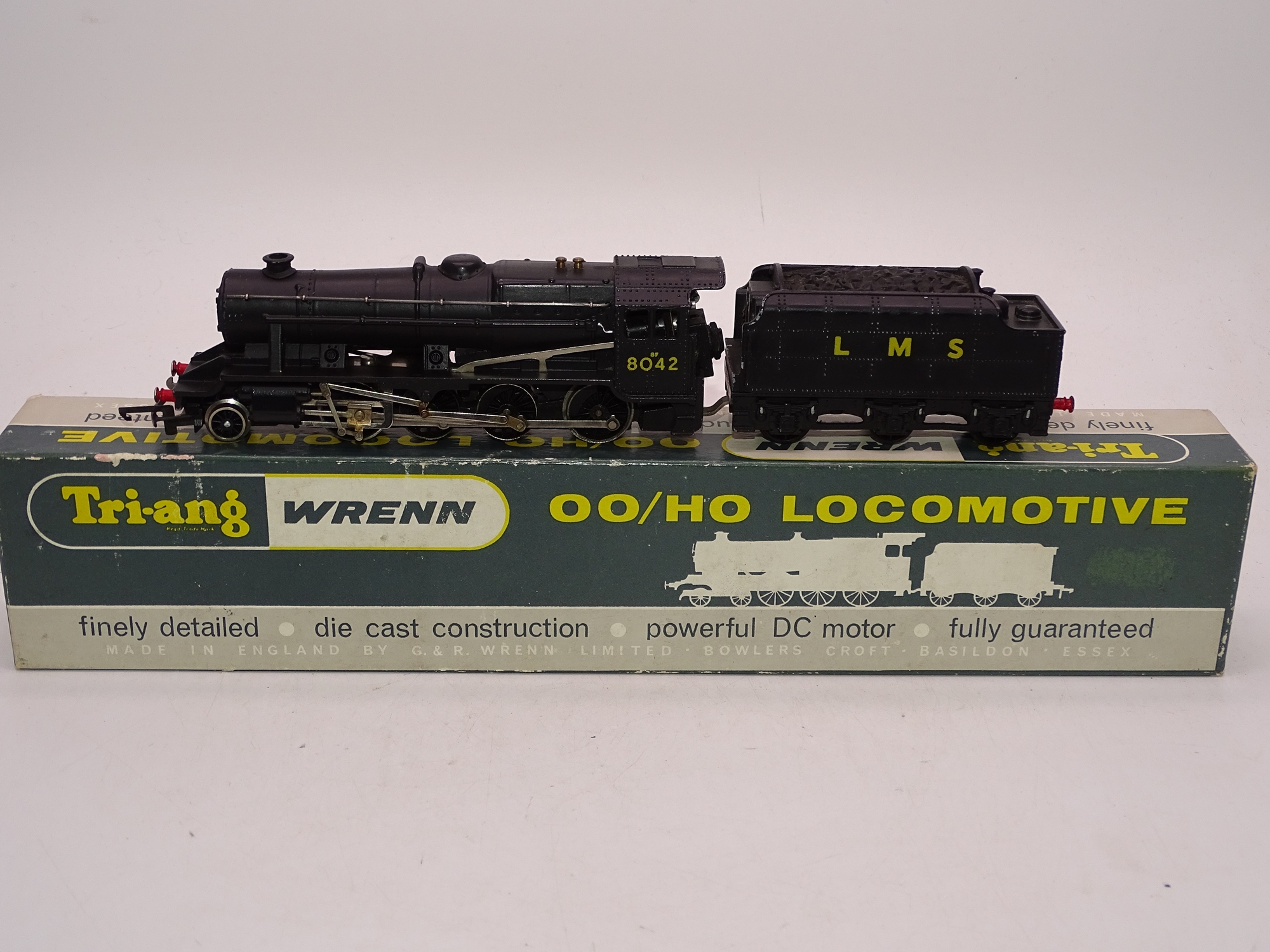 OO Gauge: A WRENN W2225 Class 8F steam locomotive in LMS black numbered 8042. VG in a G incorrect
