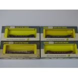 OO Gauge: A pair of rarer WRENN wagons to include: 4 x W4652A Loriot Lowmac Wagon - two with dark