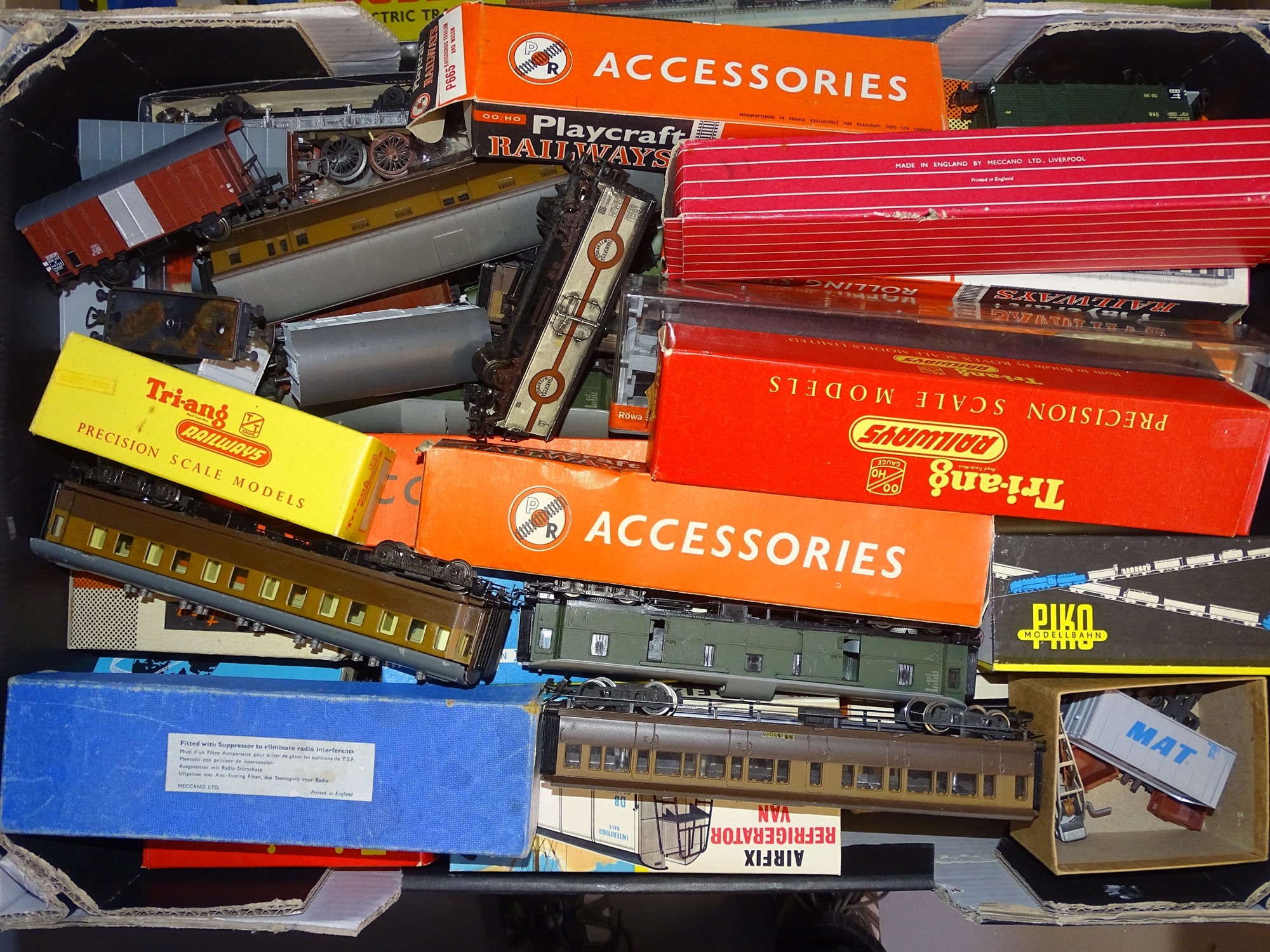 HO Gauge: A large tray of assorted wagons and coaches by various manufacturers including