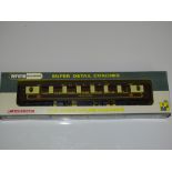 OO Gauge Model Railways: A WRENN W6101C Pullman Car Number 83 limited edition with white tables -