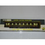 OO Gauge Model Railways: A WRENN W6001C Pullman Car Number 83 unlimited limited issue with white