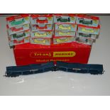 OO Gauge Model Railways: A TRI-ANG R666 articulated car carrier - a rare complete set with all 16