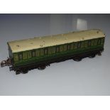 O Gauge Model Railways: A HORNBY SERIES suburban passenger coach in SR Lined Green livery - F