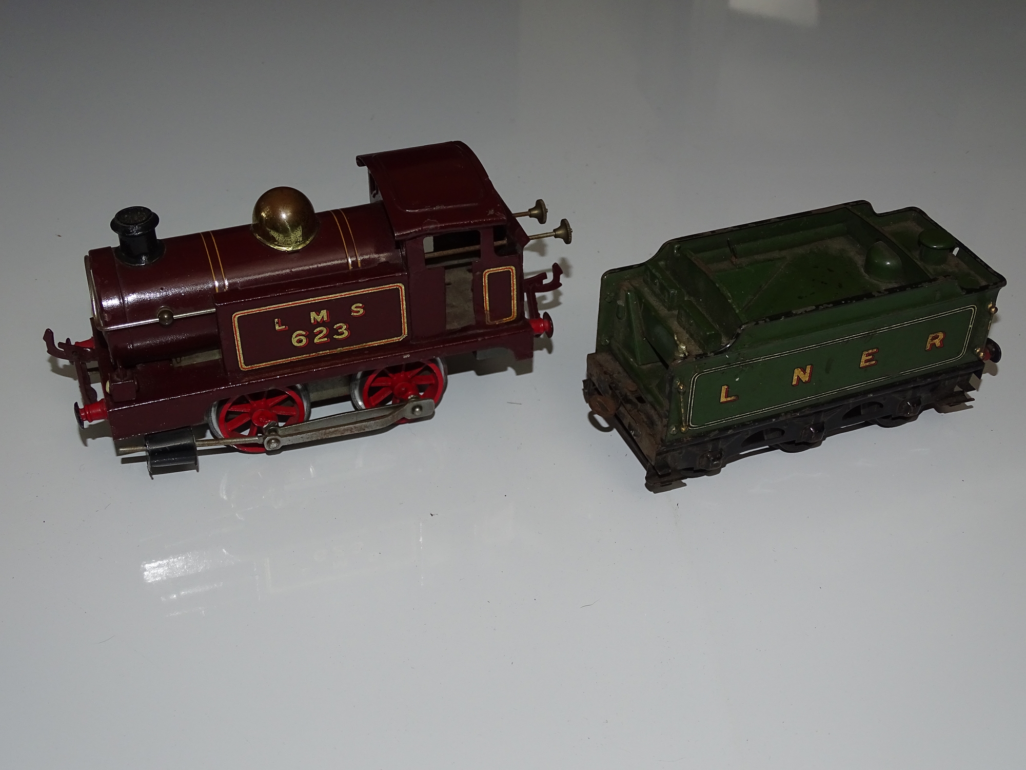 O Gauge Model Railways: A HORNBY SERIES No.1 Clockwork 0-4-0 tank engine in LMS marron livery