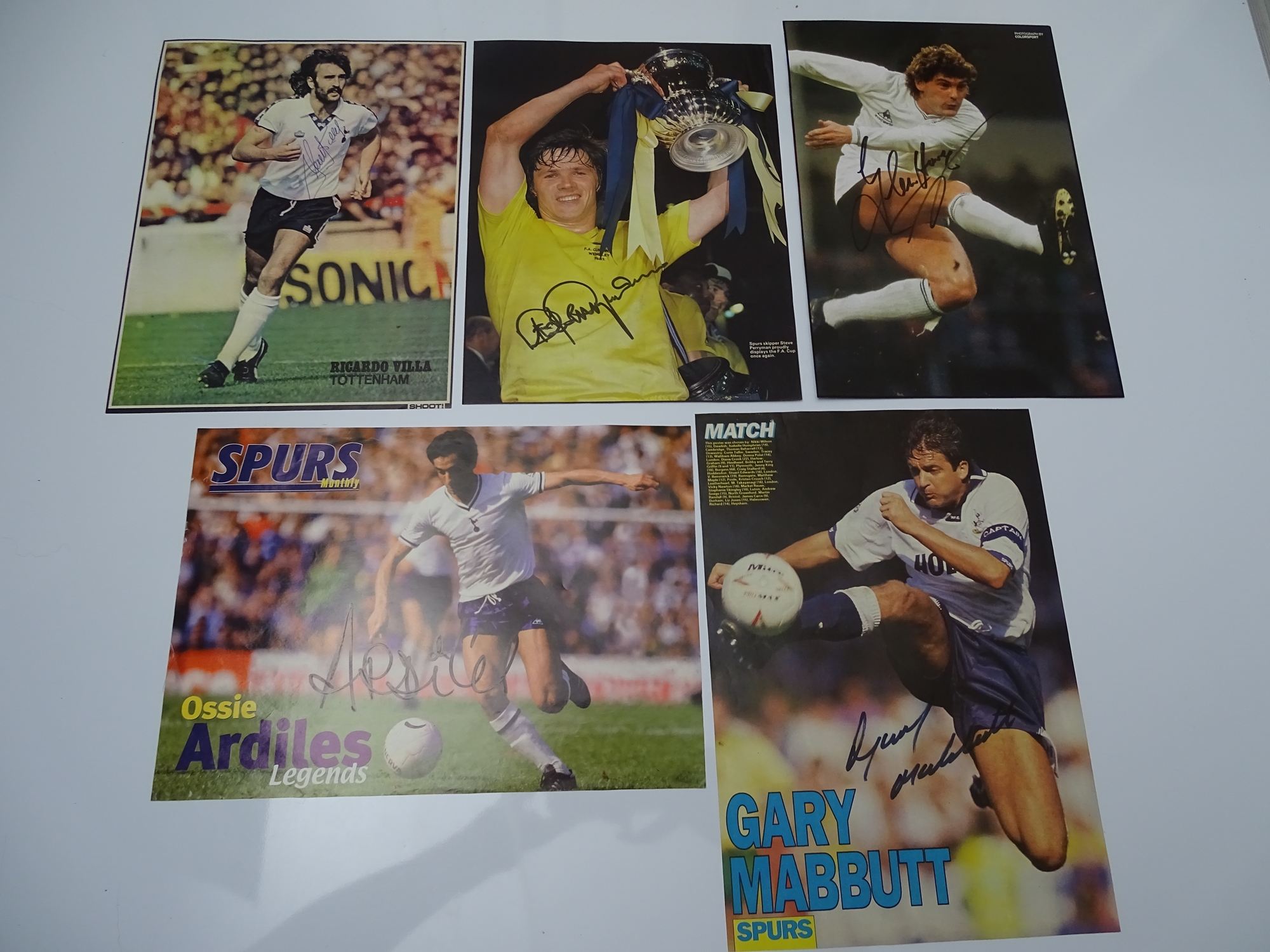 AUTOGRAPHS: 1960S /1980S FOOTBALLERS - TOTTENHAM HOTSPUR 'SPURS' FOOTBALL CLUB: A selection of 5