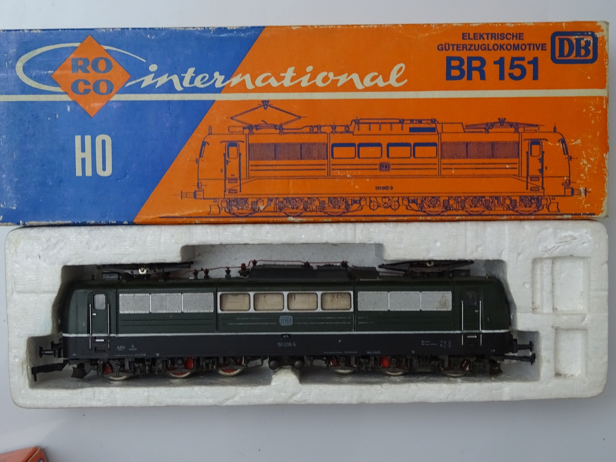 HO GAUGE MODEL RAILWAYS: A ROCO 4132B German Outline BR151 Electric locomotive in DB green