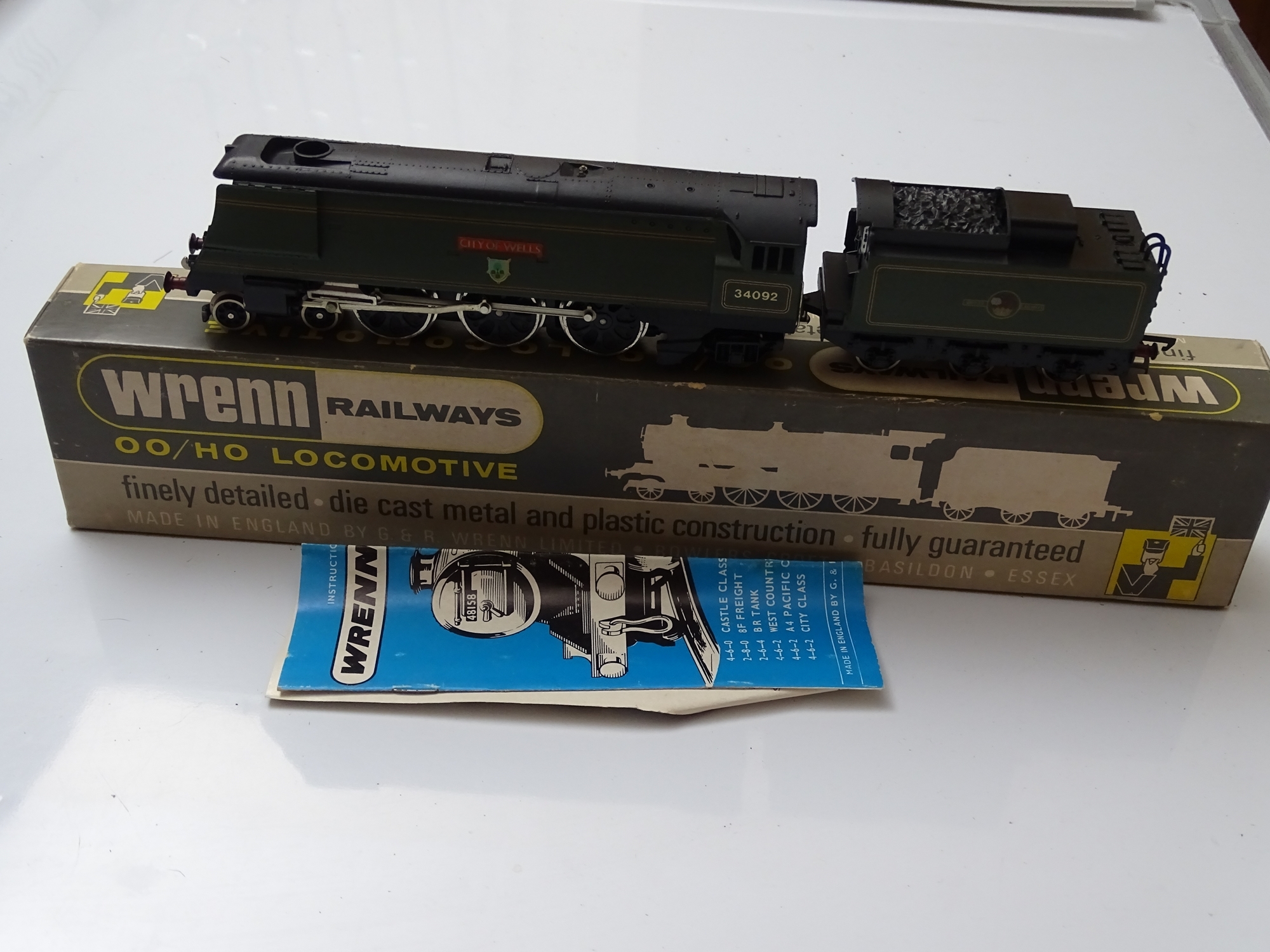 OO GAUGE MODEL RAILWAYS: A WRENN W2266AX streamlined Bulleid Pacific steam locomotive in BR green