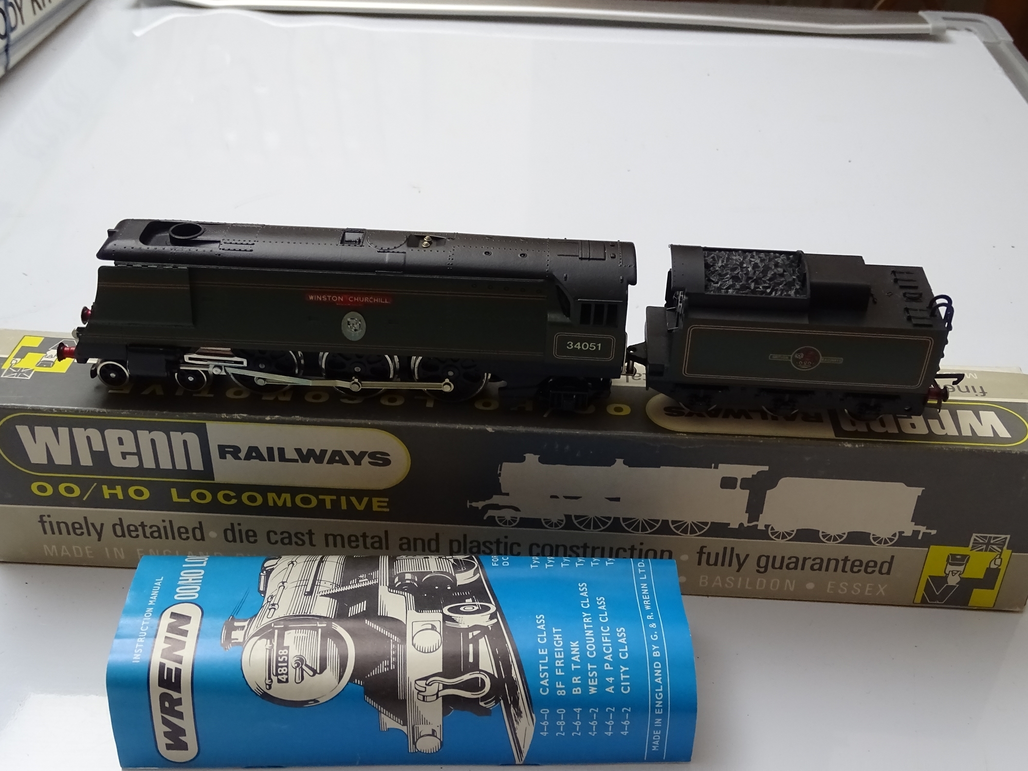 OO GAUGE MODEL RAILWAYS: A WRENN W2265 streamlined Bulleid Pacific steam locomotive in BR green