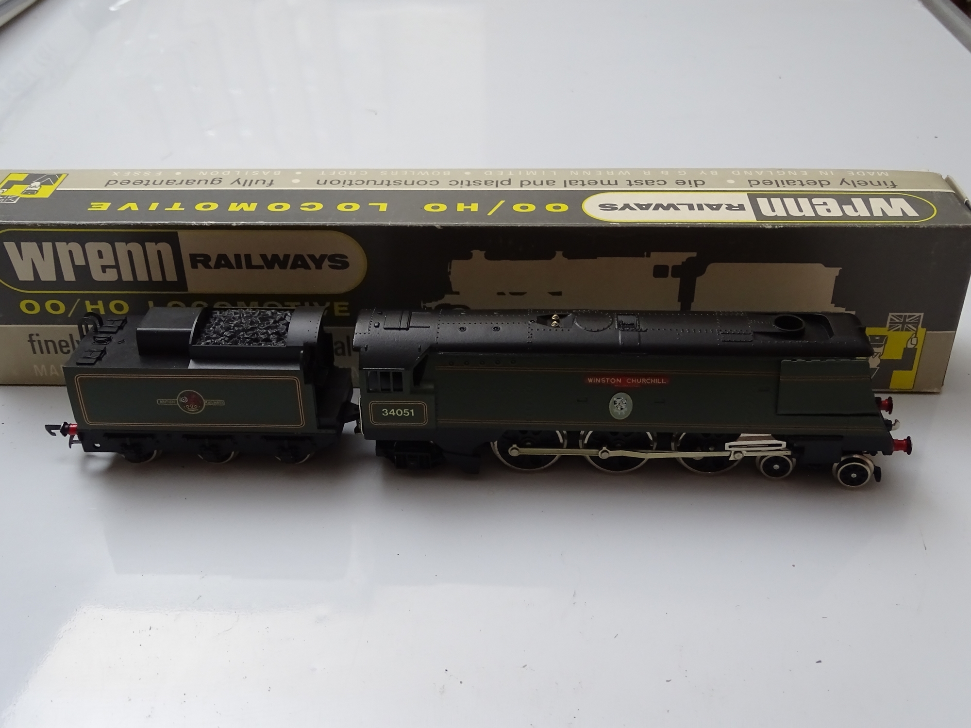 OO GAUGE MODEL RAILWAYS: A WRENN W2265 streamlined Bulleid Pacific steam locomotive in BR green - Bild 2 aus 4