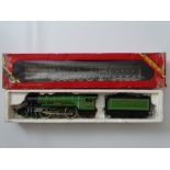 OO GAUGE MODEL RAILWAYS: A HORNBY R855 Class A1 steam locomotive in LNER green livery 'Flying