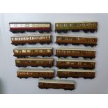 OO GAUGE MODEL RAILWAYS: A quantity of unboxed HORNBY DUBLO tinplate LNER Gresley coaches, one pre-