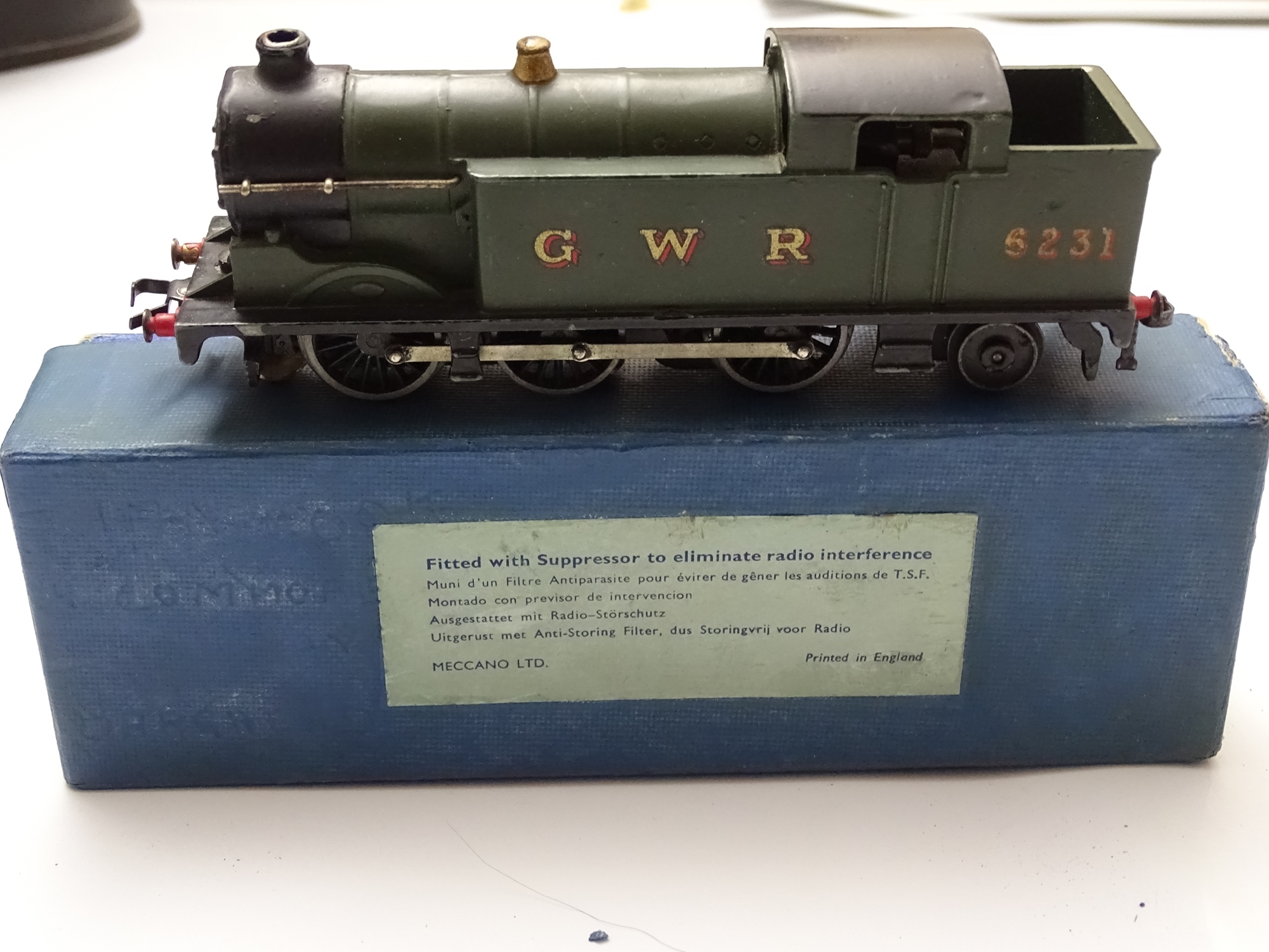 OO GAUGE MODEL RAILWAYS: A rare HORNBY DUBLO Class N2 steam tank locomotive: 3-rail, in GWR Green