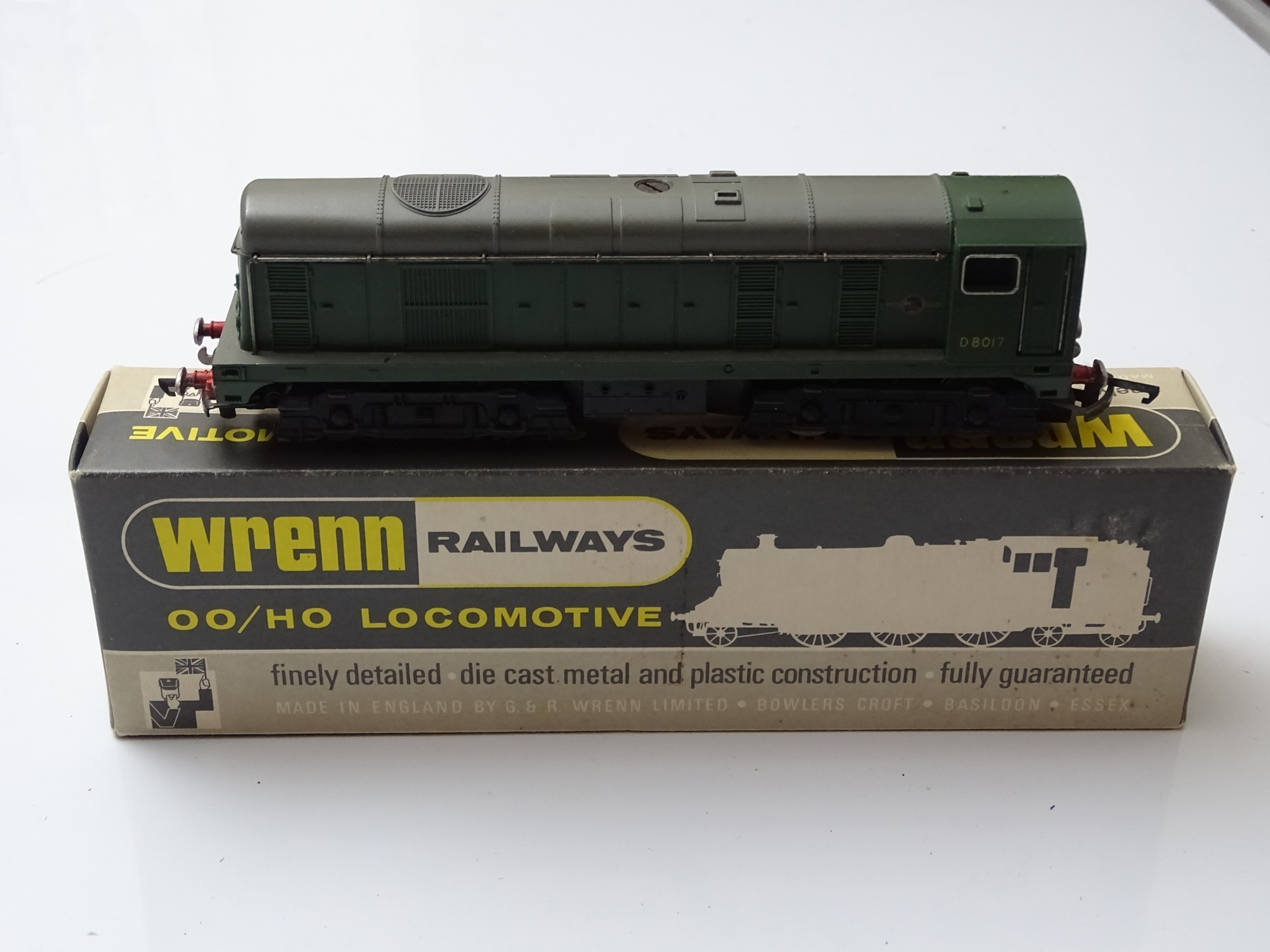 OO GAUGE MODEL RAILWAYS: A WRENN W2230 Bo-Bo Diesel locomotive in BR green livery D8017 - G in G/