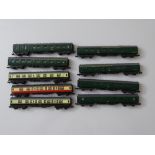 N GAUGE MODEL RAILWAYS: A small group of Mark 1 coaches by LIMA - unboxed - G (9)