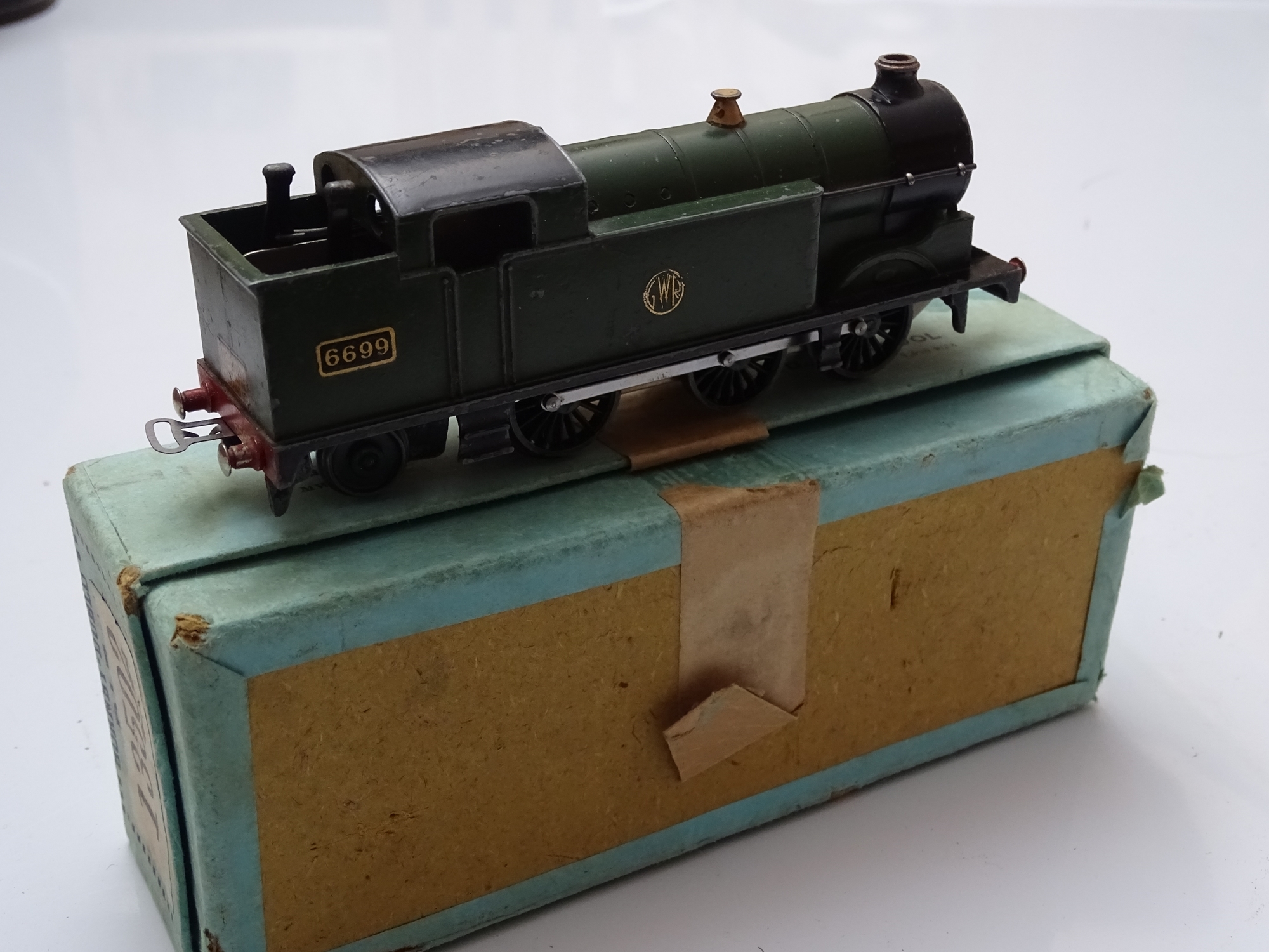 OO GAUGE MODEL RAILWAYS: A HORNBY DUBLO Class N2 steam tank locomotive: clockwork in GWR Green - Bild 2 aus 5