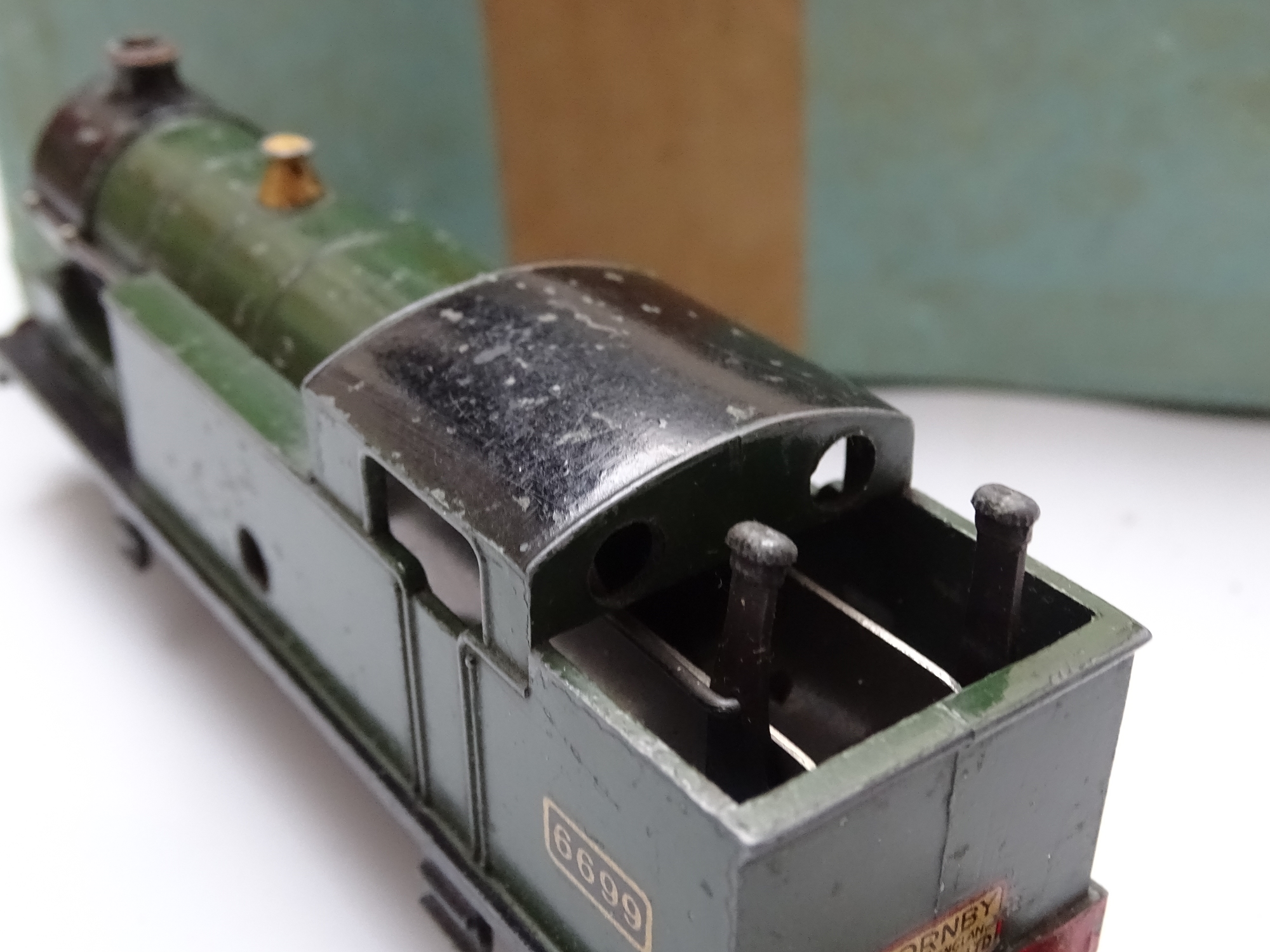 OO GAUGE MODEL RAILWAYS: A HORNBY DUBLO Class N2 steam tank locomotive: clockwork in GWR Green - Bild 4 aus 5