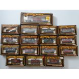 OO GAUGE MODEL RAILWAYS: A group of mixed wagons by MAINLINE - VG in G/VG boxes (16)