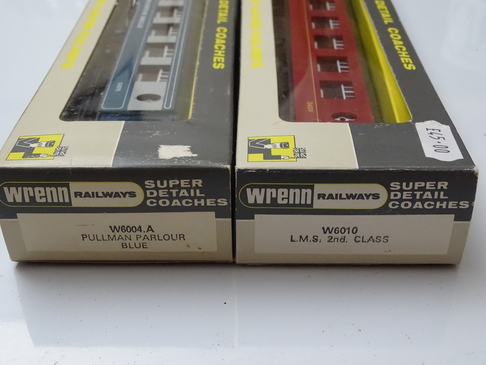 OO GAUGE MODEL RAILWAYS: A pair of WRENN Pullman Cars 1 x W6010 2nd Class in LMS red and 1 x - Bild 2 aus 2