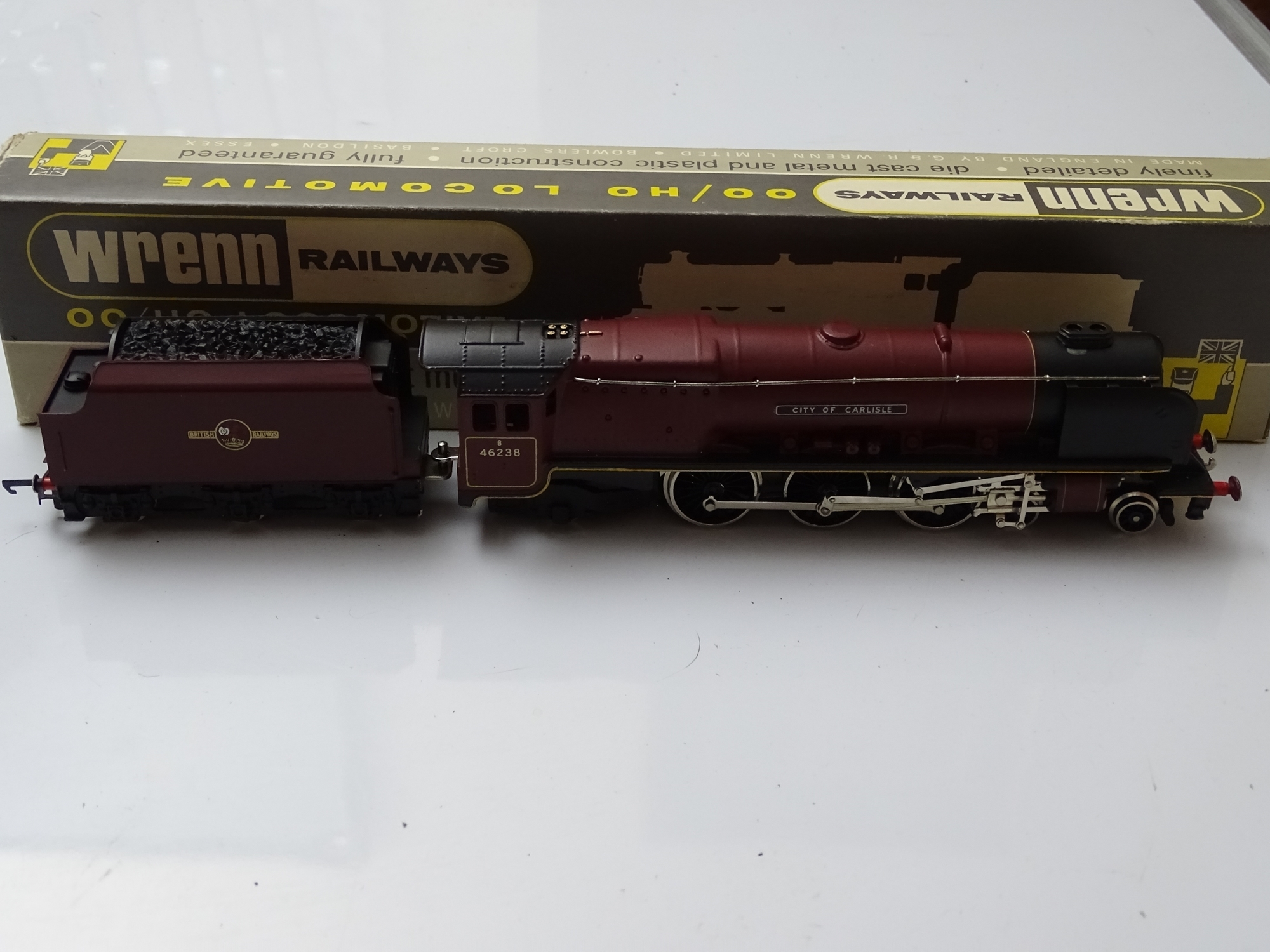 OO GAUGE MODEL RAILWAYS: A W2226/A Duchess Class steam locomotive in BR maroon livery 'City of - Bild 2 aus 4